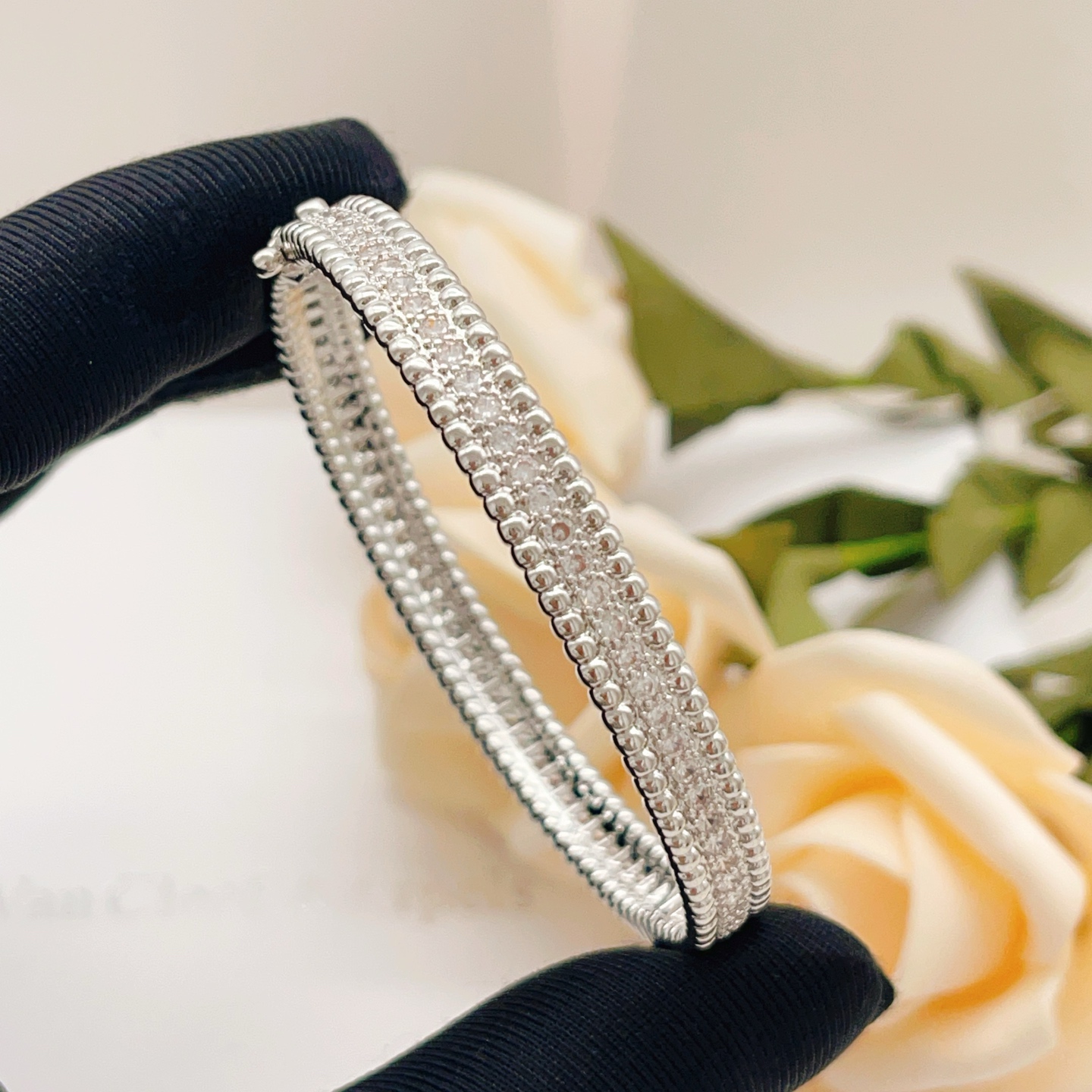 Bracciale Van Cleef Arpels Perlee in metallo argentato con pietre trasparenti simili a diamanti disponibile anche nelle varianti in metallo color oro giallo e oro rosa con pietre trasparenti 17 cm