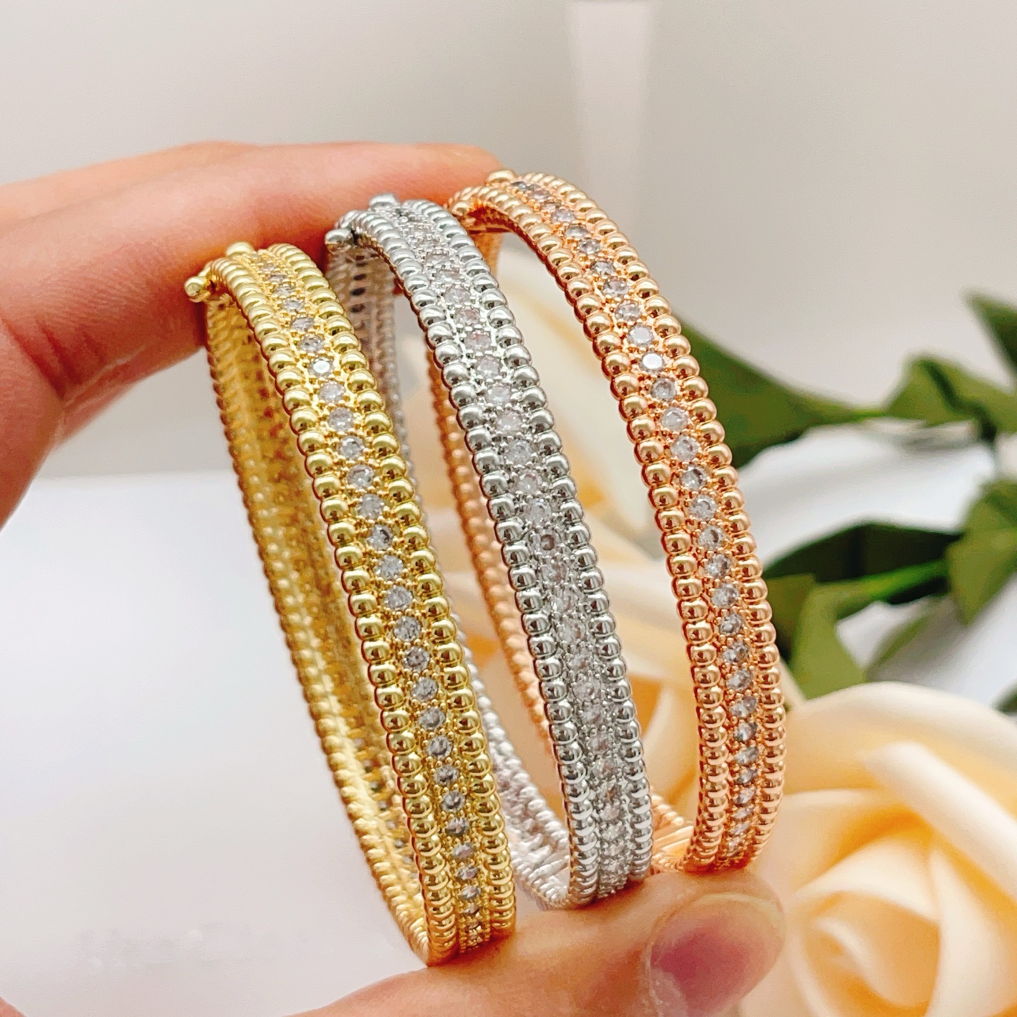 Bracciale Van Cleef Arpels Perlee in metallo argentato con pietre trasparenti simili a diamanti disponibile anche nelle varianti in metallo color oro giallo e oro rosa con pietre trasparenti 17 cm