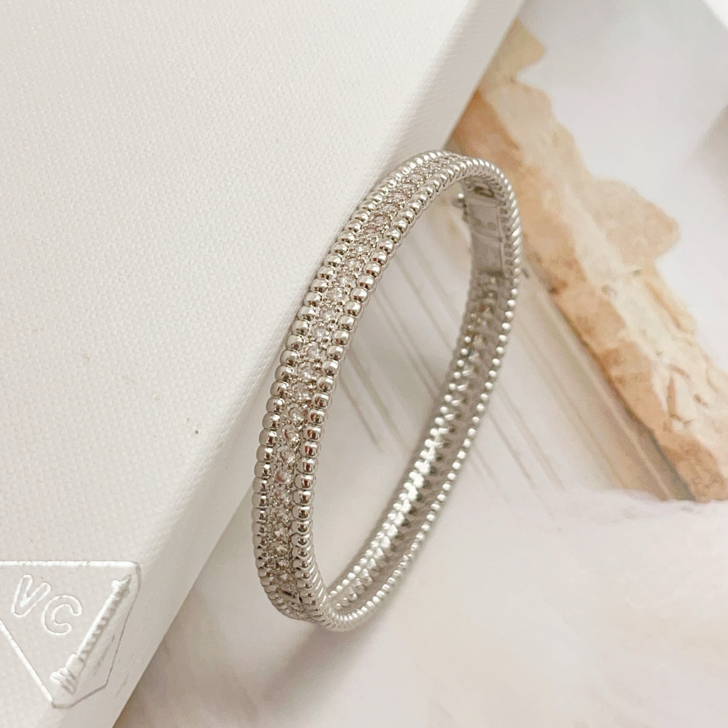 Bracciale Van Cleef Arpels Perlee in metallo argentato con pietre trasparenti simili a diamanti disponibile anche nelle varianti in metallo color oro giallo e oro rosa con pietre trasparenti 17 cm