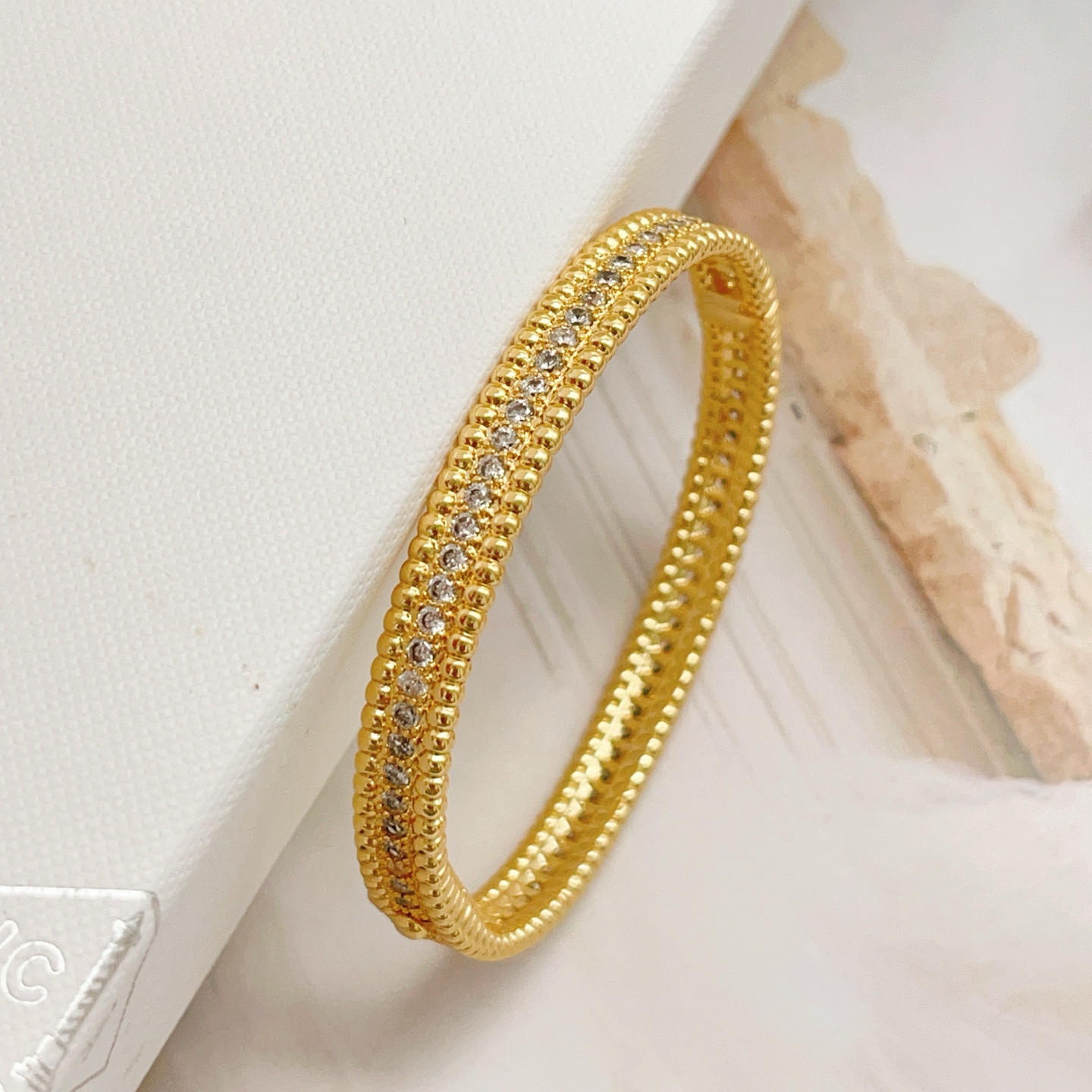 Bracelet Van Cleef Arpels Perlee Métal doré jaune avec accents de diamants clairs Circonférence intérieure de 17 cm