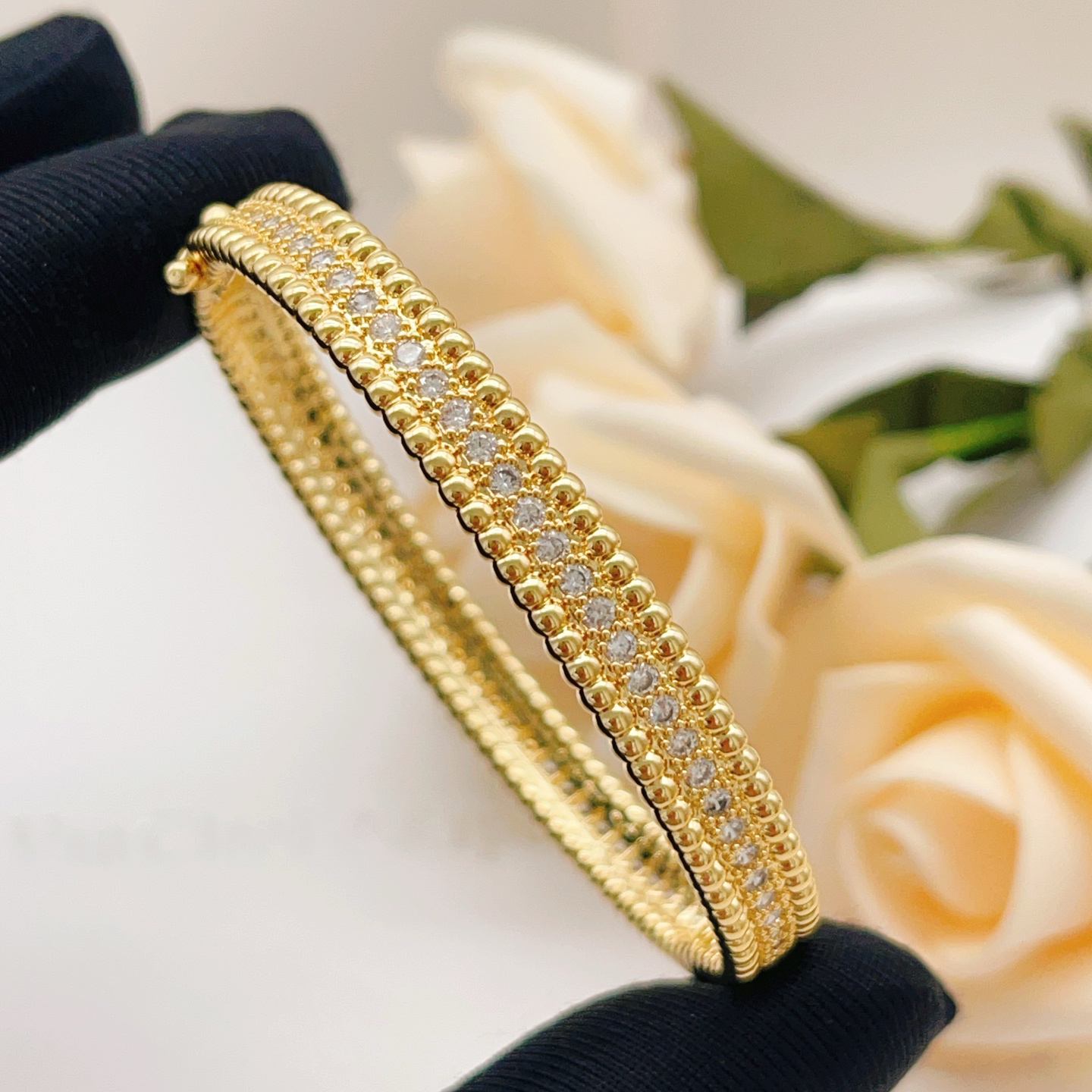 Bracelet Van Cleef Arpels Perlee Métal doré jaune avec accents de diamants clairs Circonférence intérieure de 17 cm