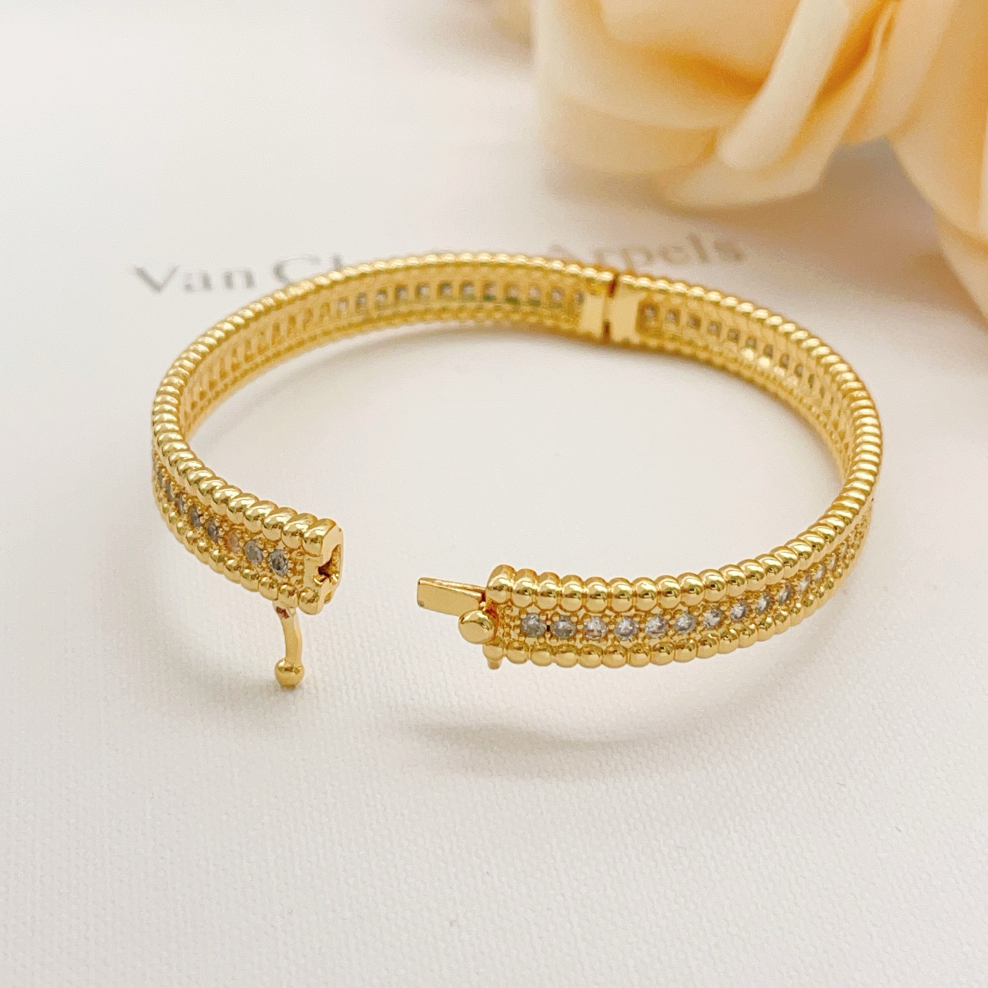 Bracelet Van Cleef Arpels Perlee Métal doré jaune avec accents de diamants clairs Circonférence intérieure de 17 cm