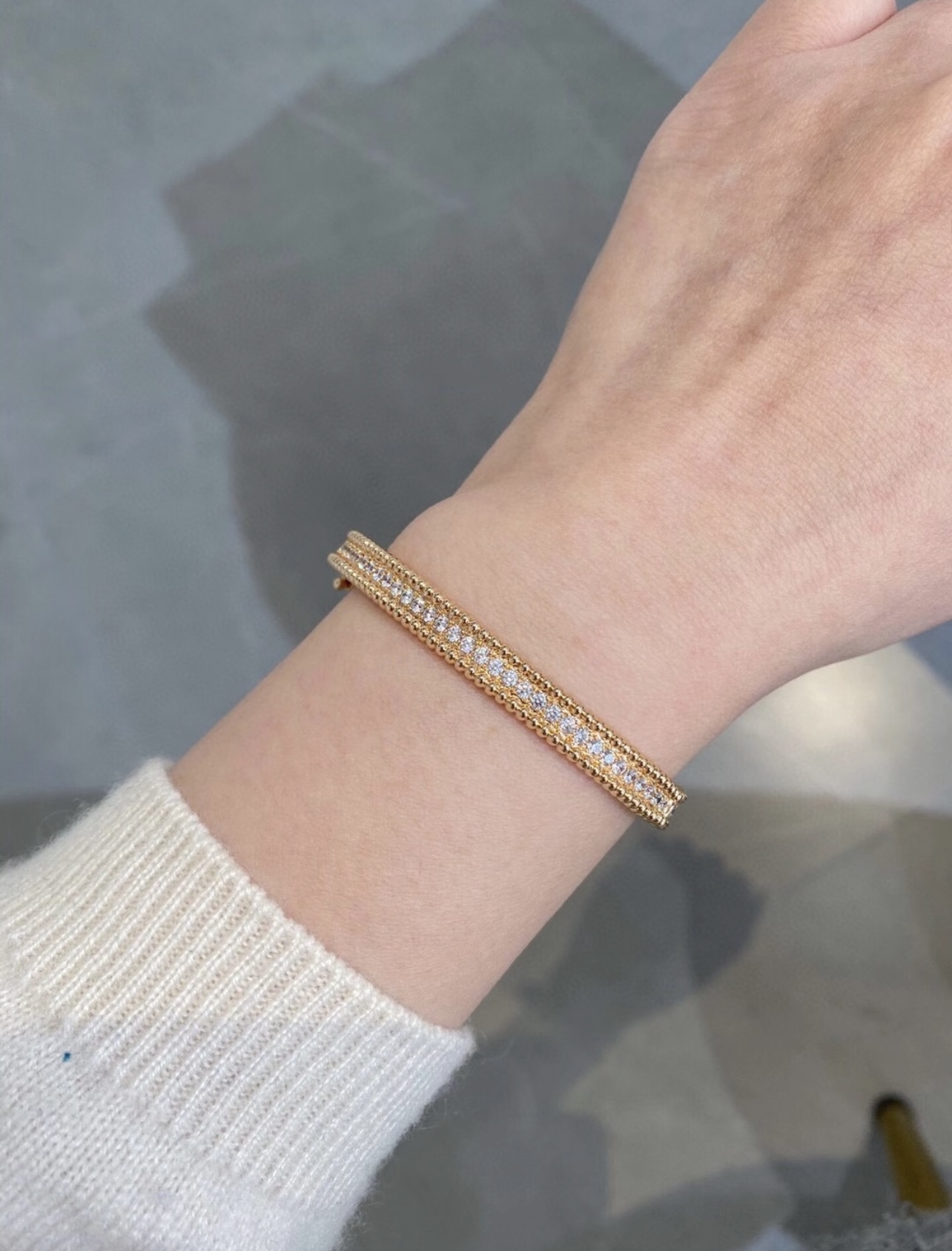 Bracelet Van Cleef Arpels Perlee Métal doré jaune avec accents de diamants clairs Circonférence intérieure de 17 cm