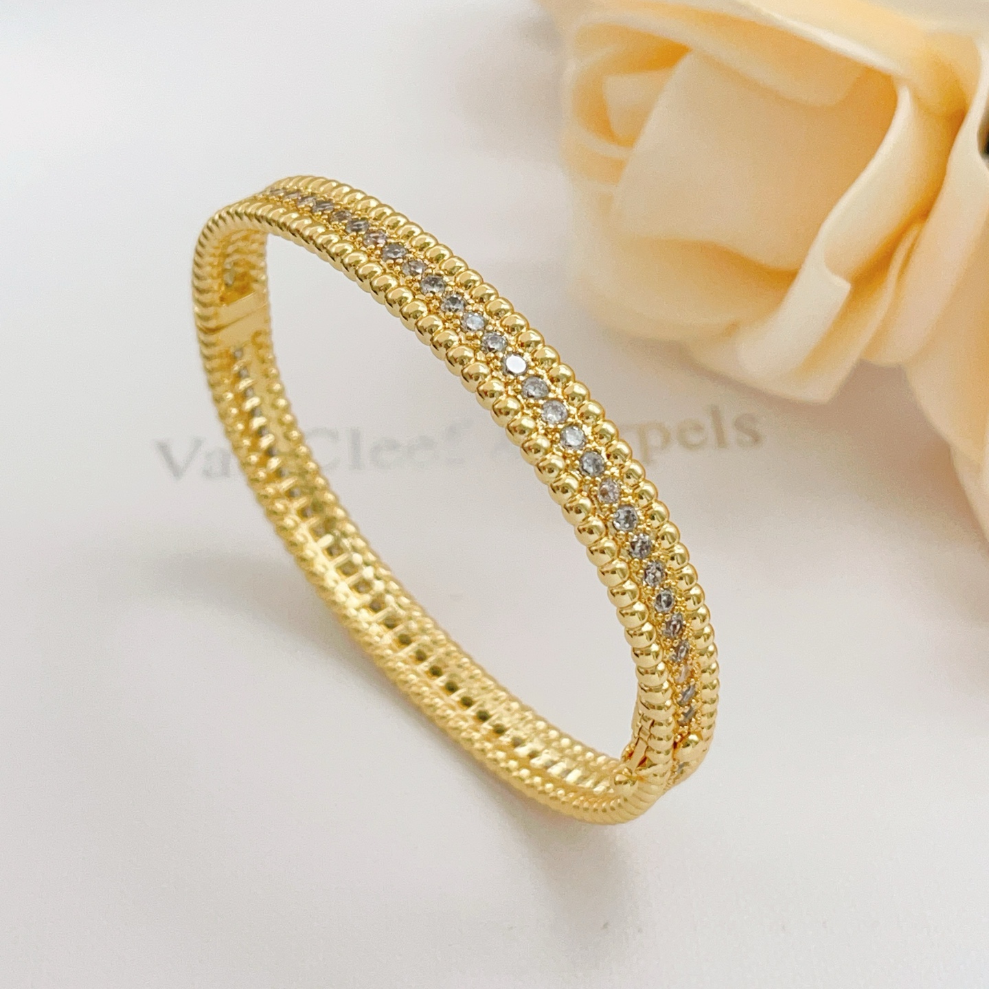 Bracelet Van Cleef Arpels Perlee Métal doré jaune avec accents de diamants clairs Circonférence intérieure de 17 cm