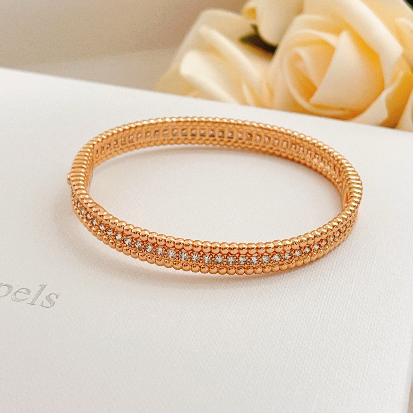 Bracciale Van Cleef Arpels Perlee Metallo oro rosa con accenti di diamanti chiari Circonferenza interna 17 cm