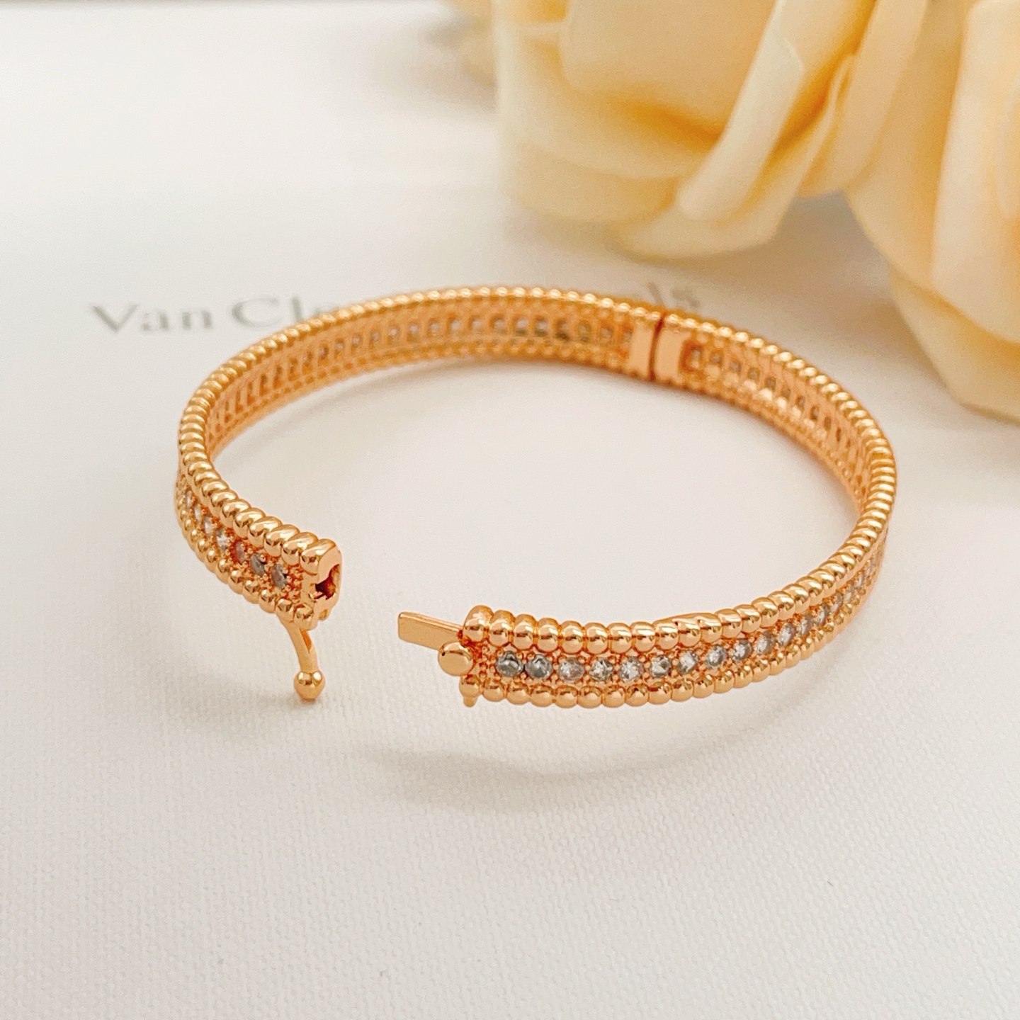Bracciale Van Cleef Arpels Perlee Metallo oro rosa con accenti di diamanti chiari Circonferenza interna 17 cm