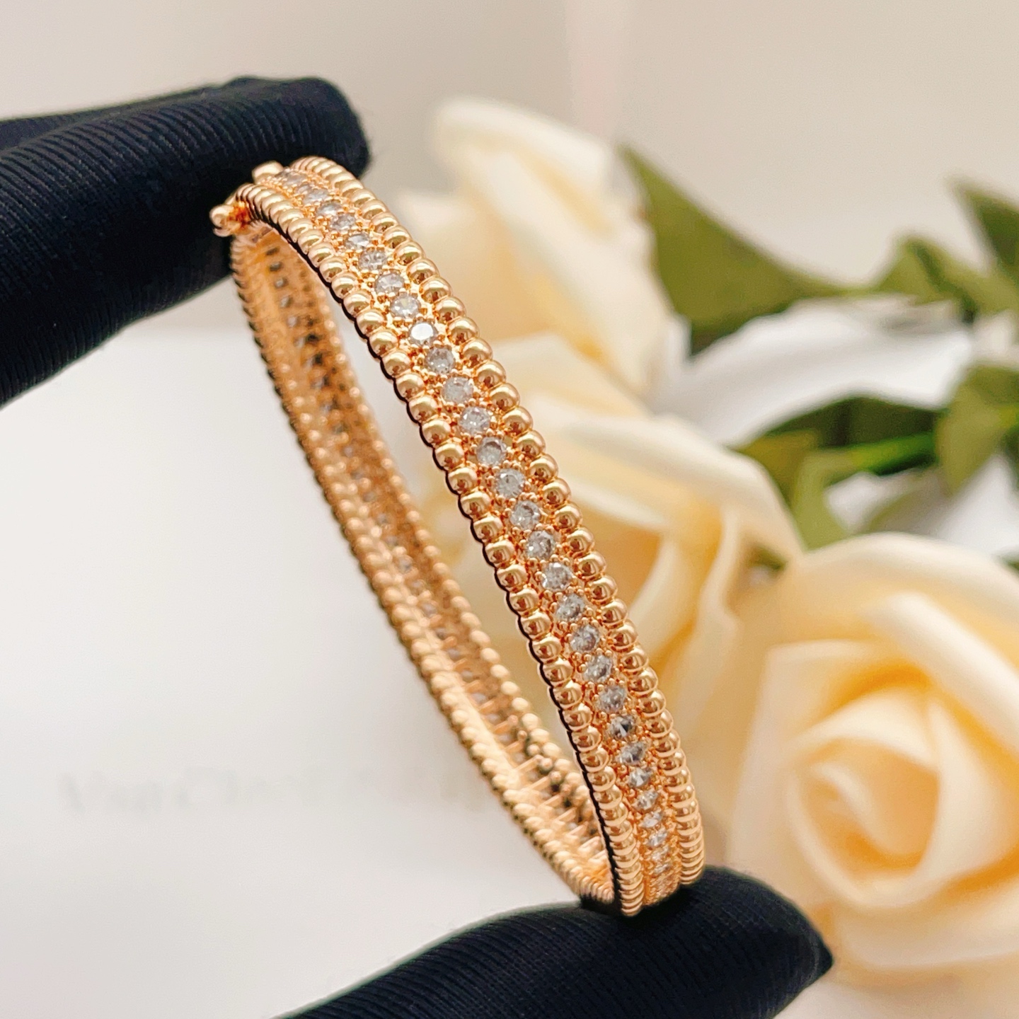 Bracciale Van Cleef Arpels Perlee Metallo oro rosa con accenti di diamanti chiari Circonferenza interna 17 cm