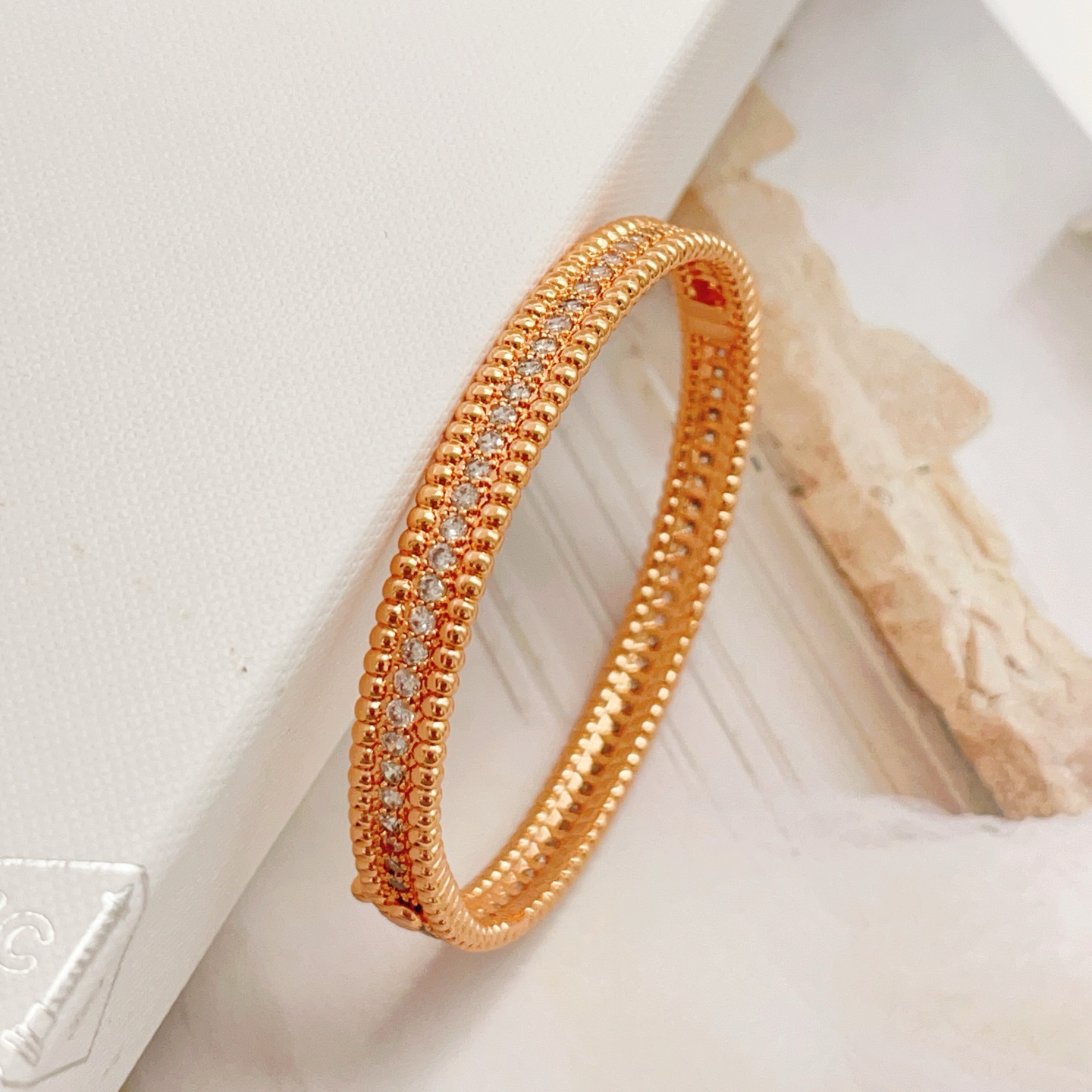 Bracciale Van Cleef Arpels Perlee Metallo oro rosa con accenti di diamanti chiari Circonferenza interna 17 cm