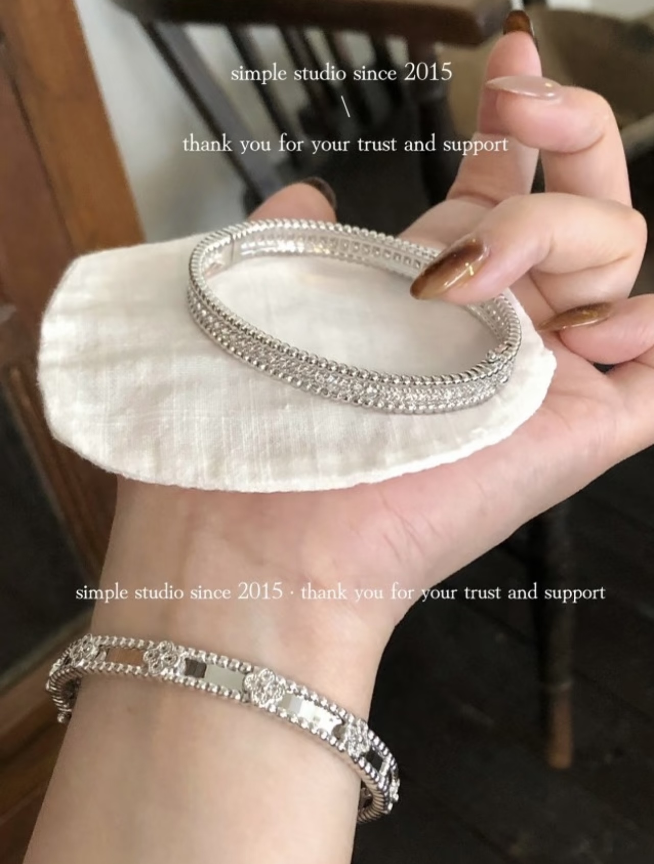 Pulseira Van Cleef Arpels Perlee Sweet Clovers em metal prateado com detalhes em diamante transparente, circunferência interna de 17 cm