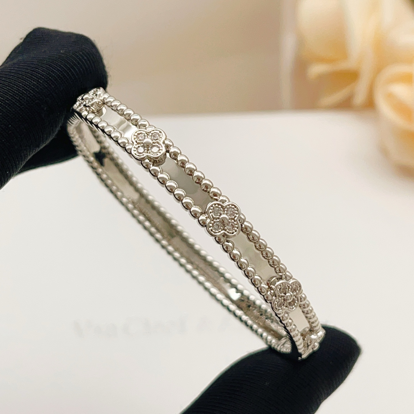 Pulseira Van Cleef Arpels Perlee Sweet Clovers em metal prateado com detalhes em diamante transparente, circunferência interna de 17 cm