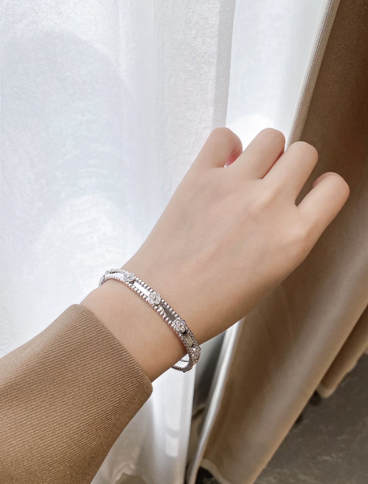 Pulseira Van Cleef Arpels Perlee Sweet Clovers em metal prateado com detalhes em diamante transparente, circunferência interna de 17 cm