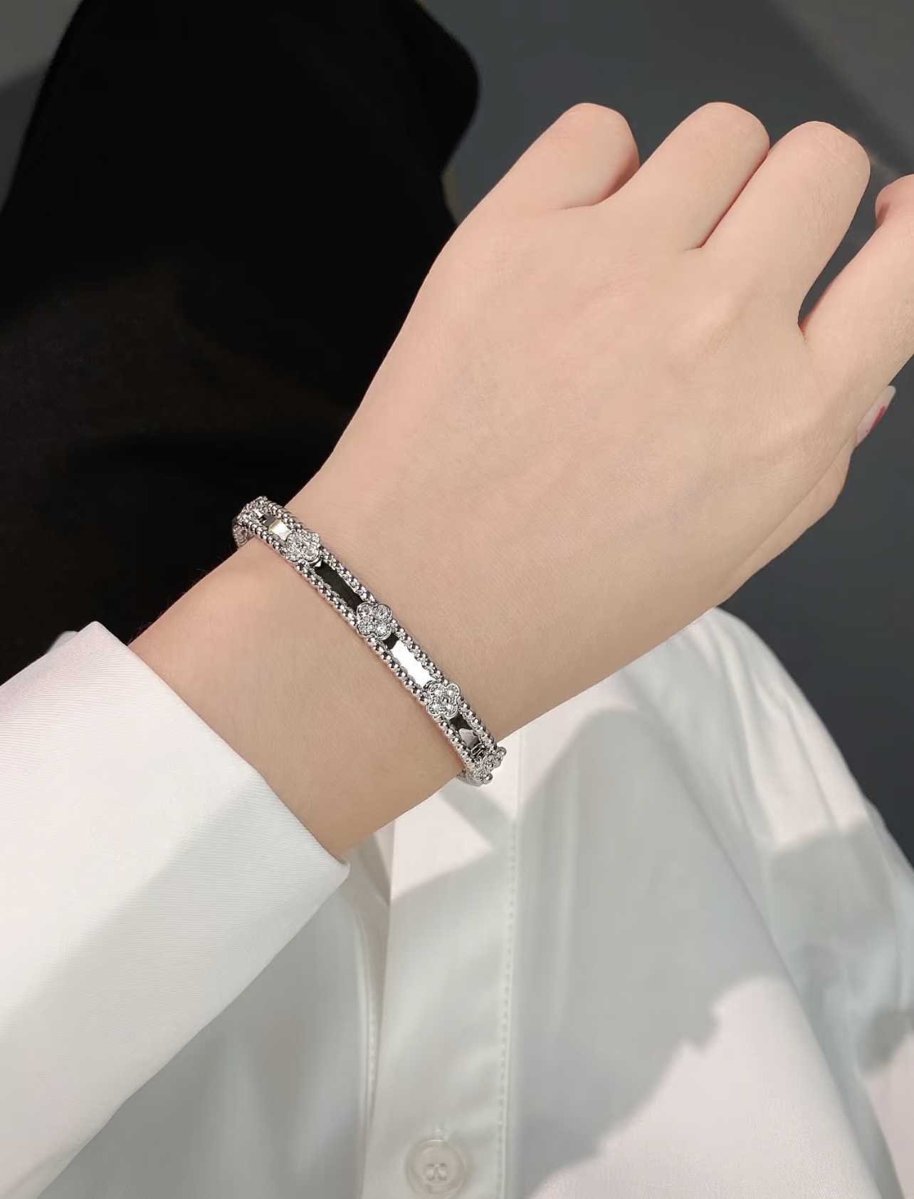 Pulseira Van Cleef Arpels Perlee Sweet Clovers em metal prateado com detalhes em diamante transparente, circunferência interna de 17 cm