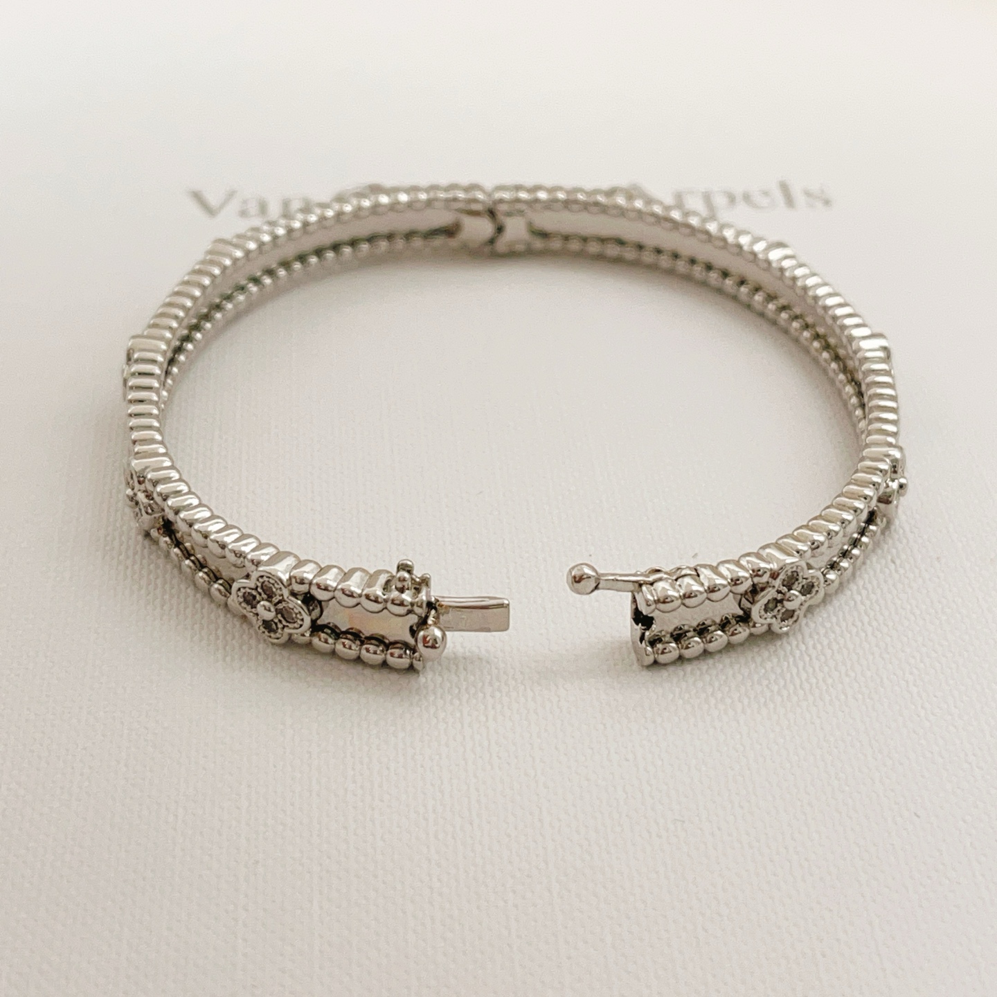 Pulseira Van Cleef Arpels Perlee Sweet Clovers em metal prateado com detalhes em diamante transparente, circunferência interna de 17 cm
