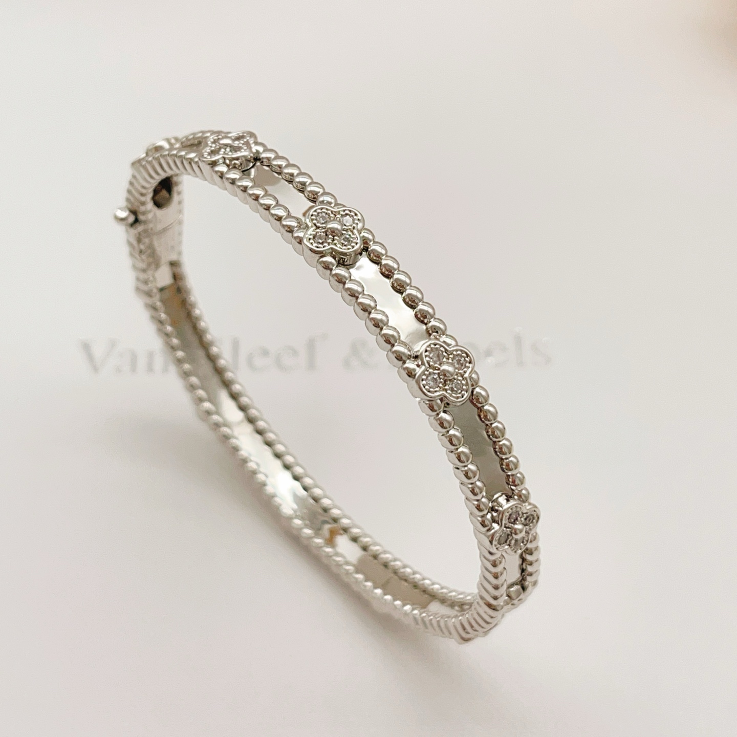 Pulseira Van Cleef Arpels Perlee Sweet Clovers em metal prateado com detalhes em diamante transparente, circunferência interna de 17 cm