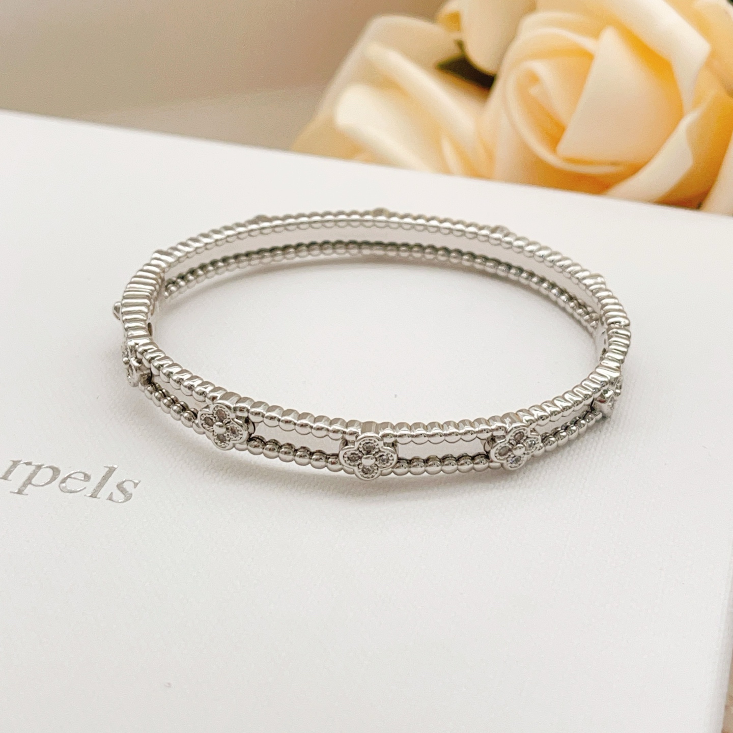 Pulseira Van Cleef Arpels Perlee Sweet Clovers em metal prateado com detalhes em diamante transparente, circunferência interna de 17 cm