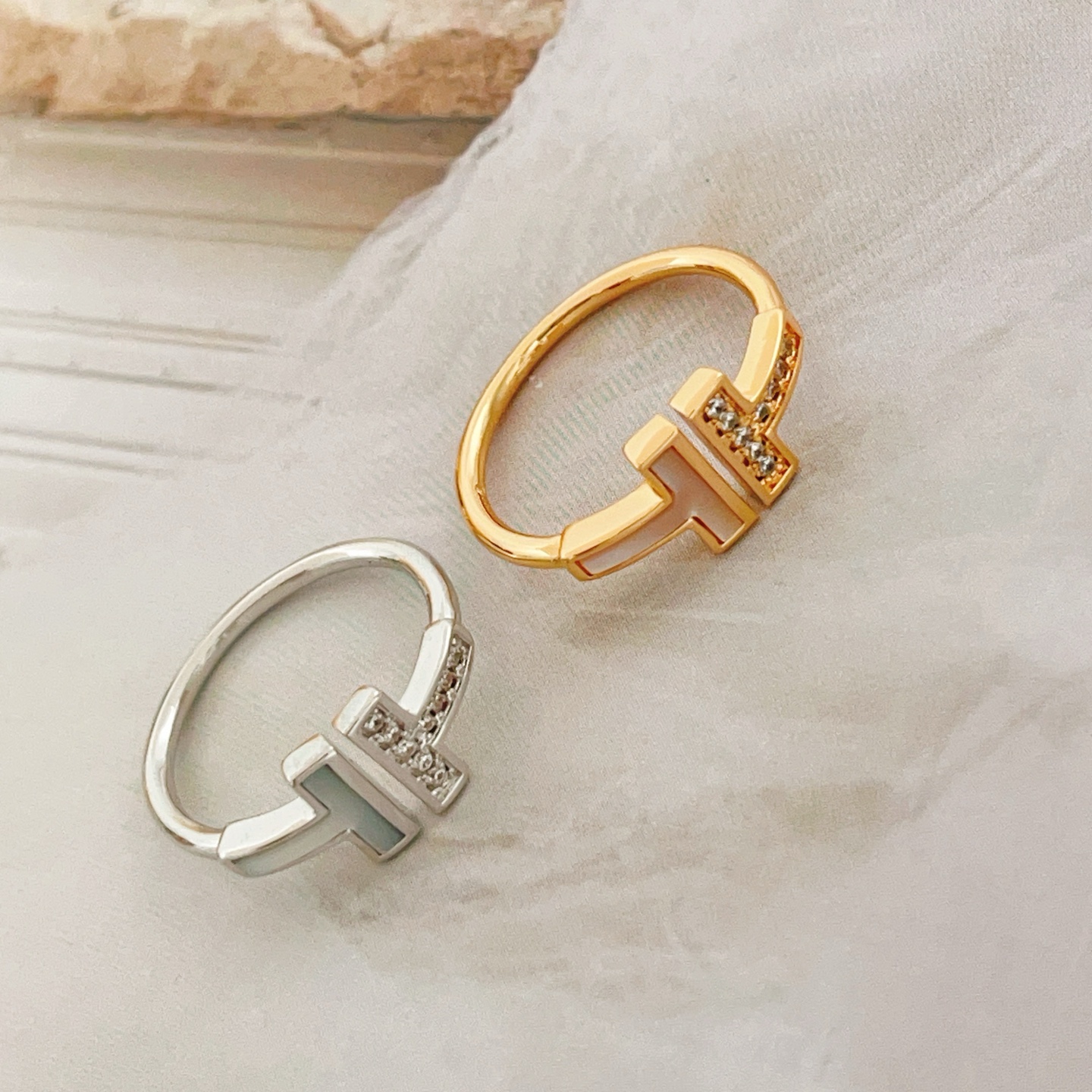 Tiffany Co T Wire ring 18k yellow gold white mother-of-pearl clear diamond 7