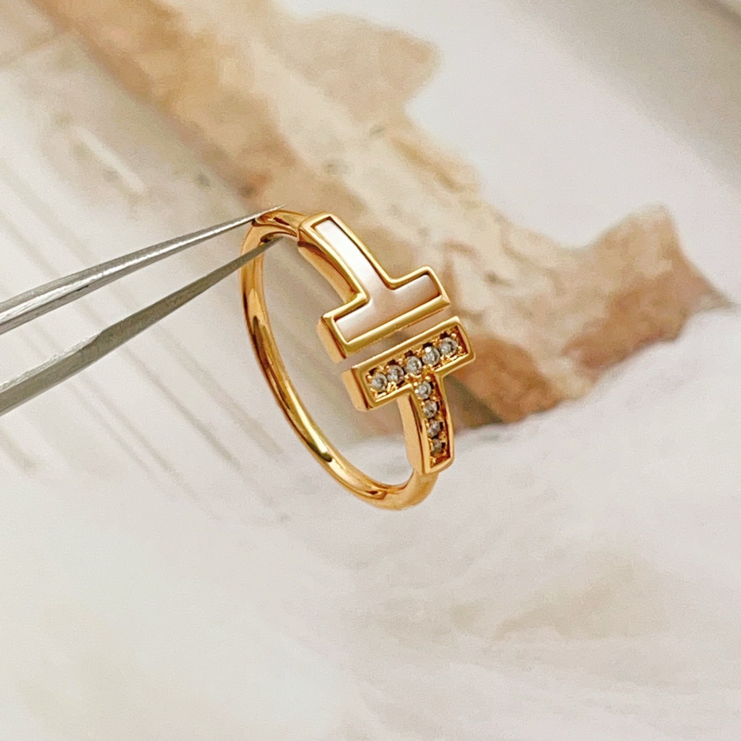 Tiffany Co T Wire ring 18k yellow gold white mother-of-pearl clear diamond 7