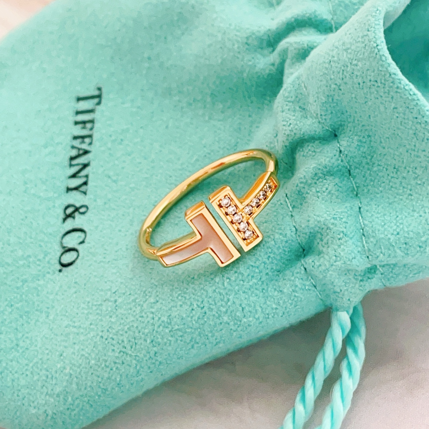 Tiffany Co T Wire ring 18k yellow gold white mother-of-pearl clear diamond 7