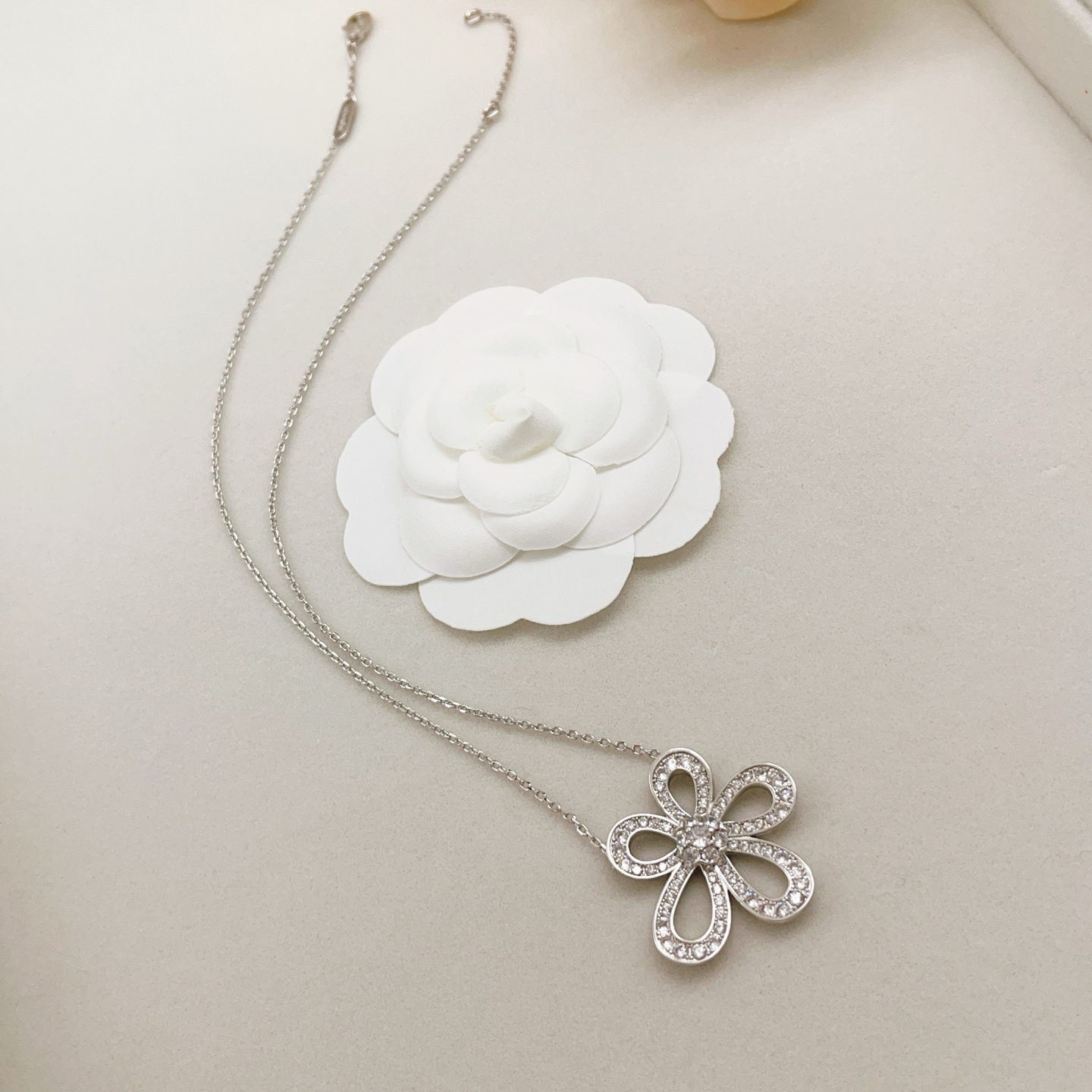 Collana Van Cleef Arpels Flowerlace in oro bianco e diamanti 42 cm