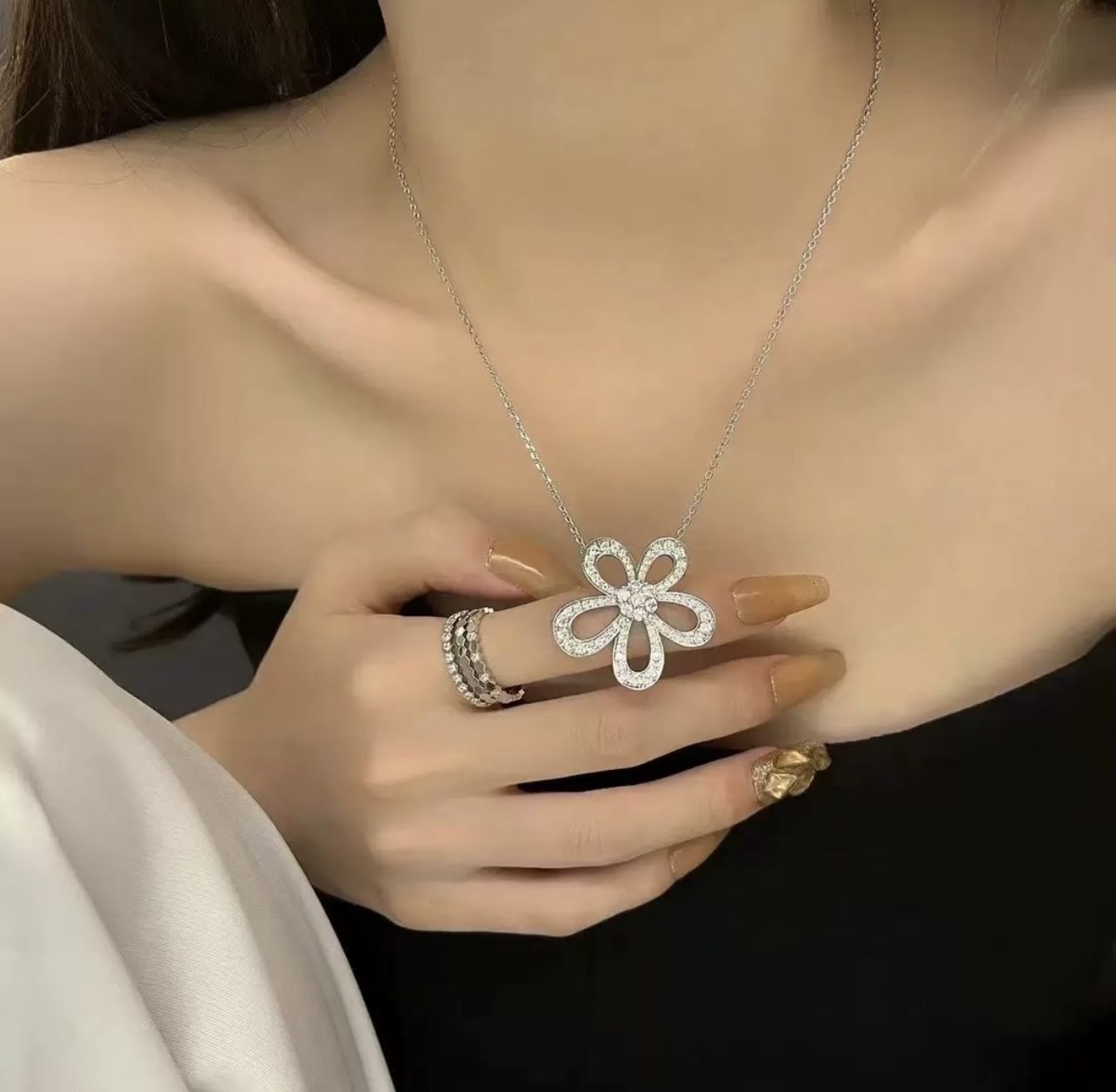 Collana Van Cleef Arpels Flowerlace in oro bianco e diamanti 42 cm