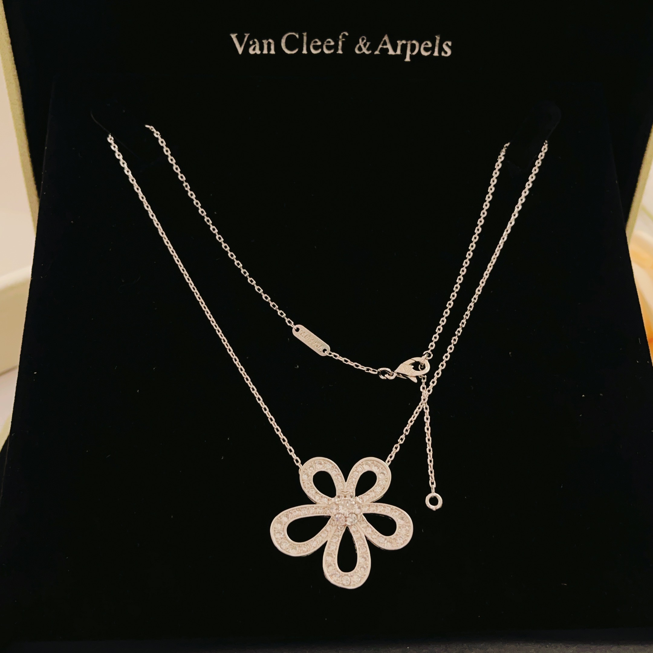 Collana Van Cleef Arpels Flowerlace in oro bianco e diamanti 42 cm