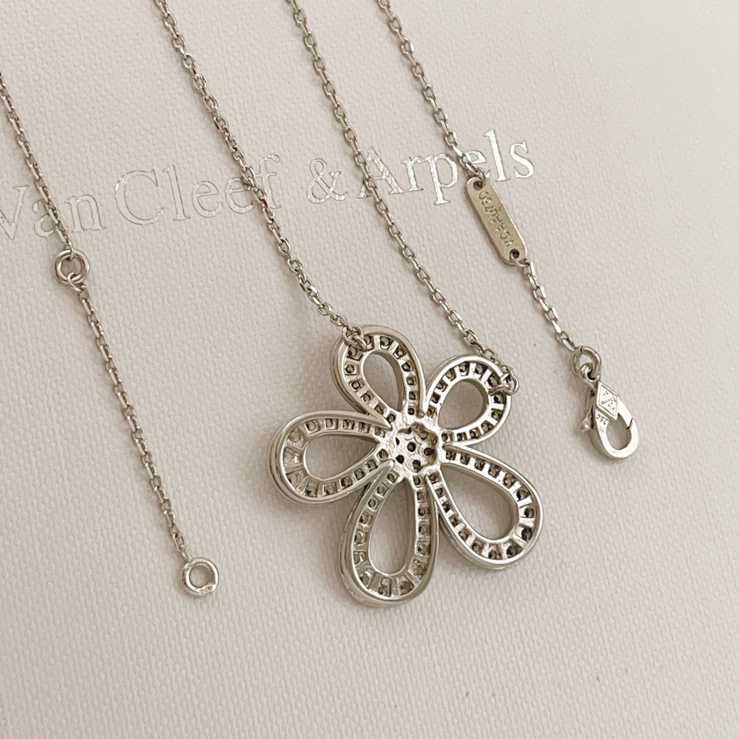 Collana Van Cleef Arpels Flowerlace in oro bianco e diamanti 42 cm
