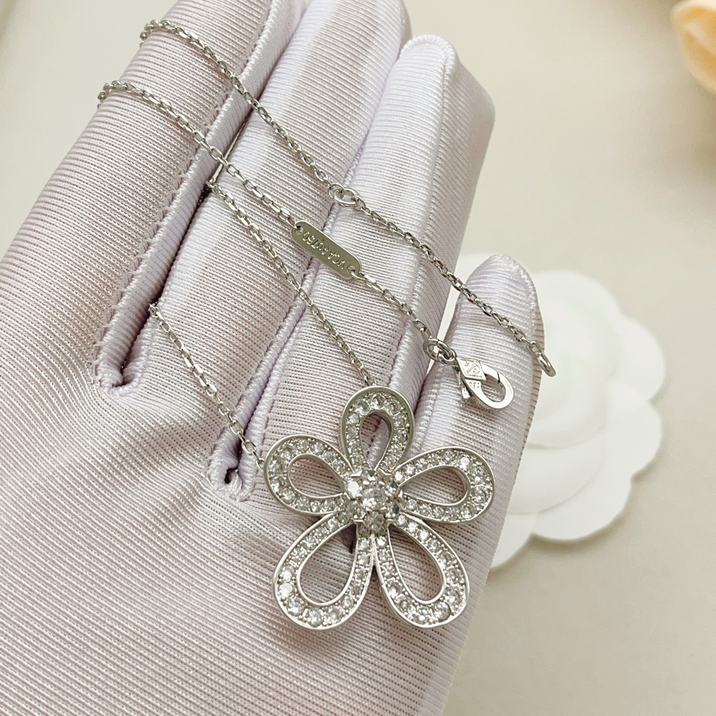 Collana Van Cleef Arpels Flowerlace in oro bianco e diamanti 42 cm