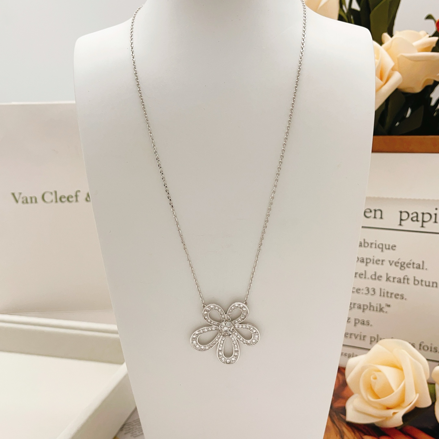 Collana Van Cleef Arpels Flowerlace in oro bianco e diamanti 42 cm