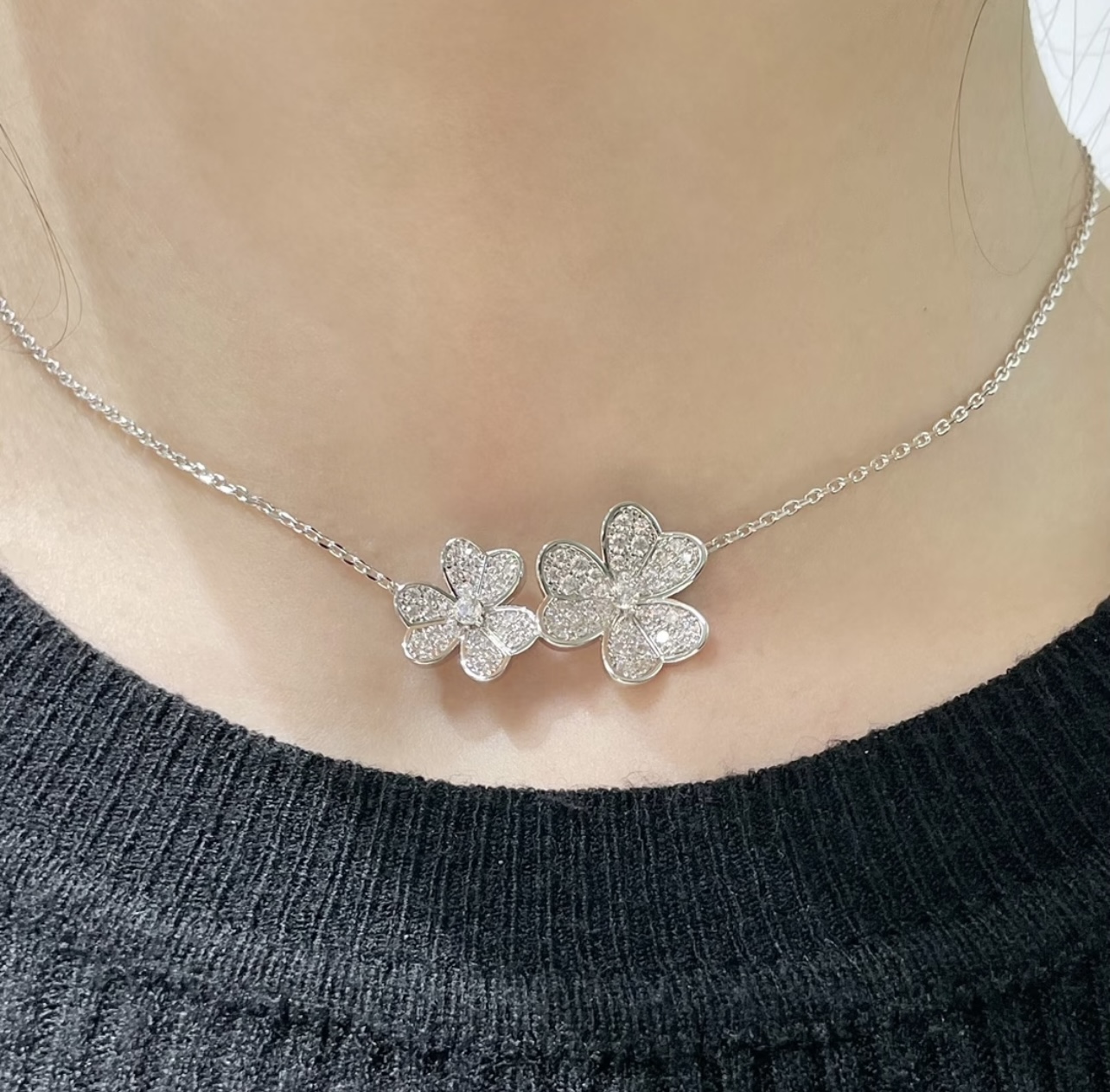 Collana Van Cleef Arpels Frivole in oro bianco argentato con pavé di diamanti trasparenti da 42 cm