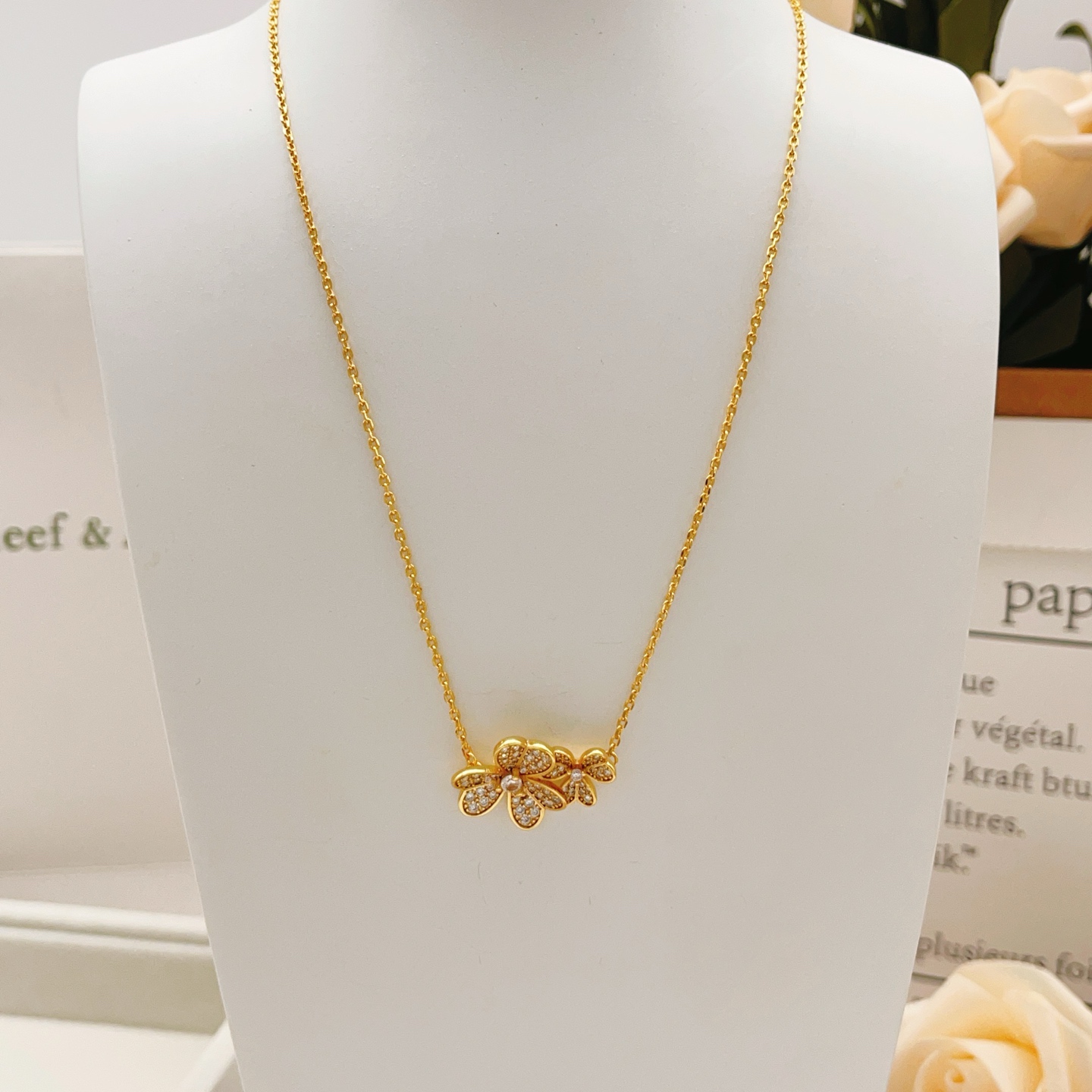 Van Cleef Arpels Frivole necklace yellow gold with clear diamond accents 42cm with 5cm extender