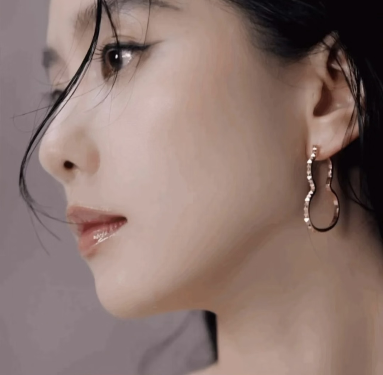 Qeelin Wulu earrings 18k rose gold 18k white gold clear diamond accents 2 5cm hoop diameter