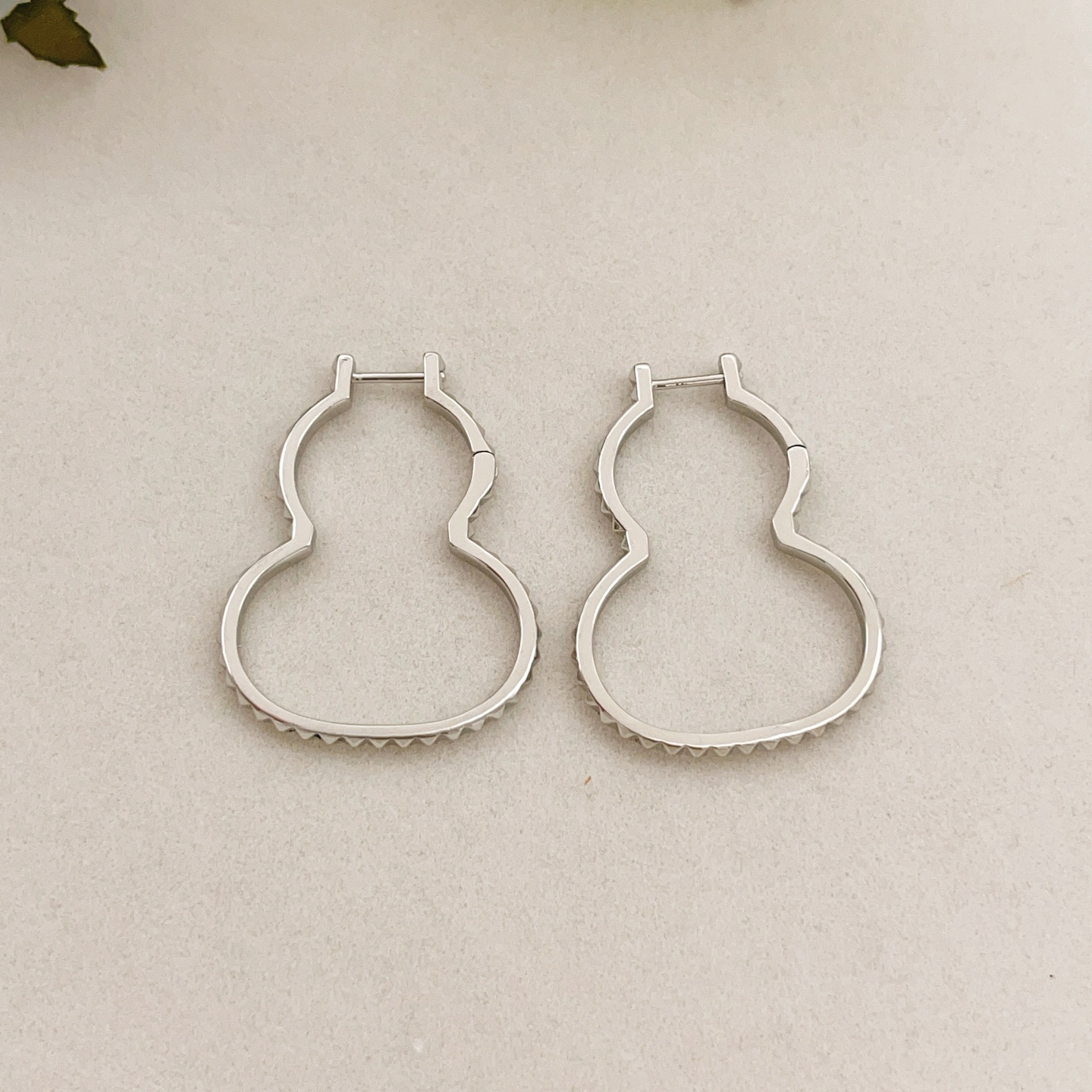 Qeelin Wulu earrings silver-toned metal no accent stones 2 5cm hoop diameter