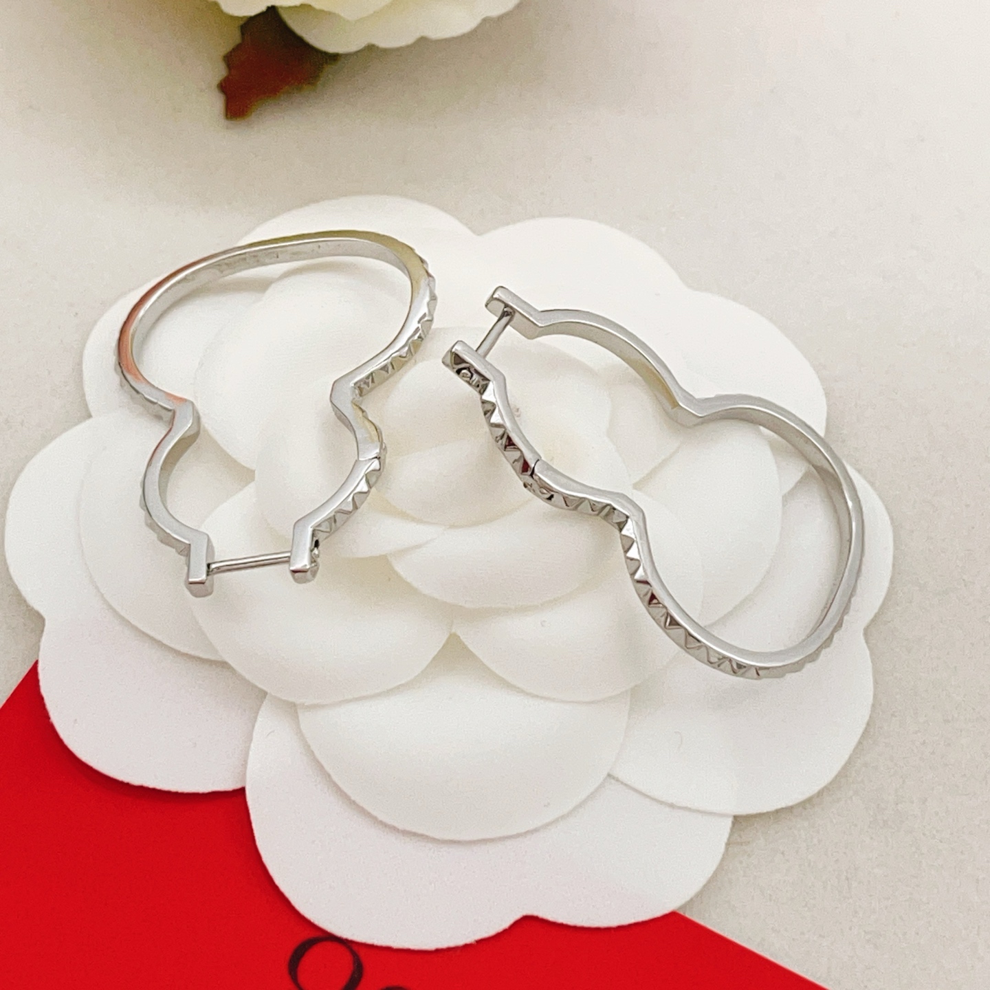 Qeelin Wulu earrings silver-toned metal no accent stones 2 5cm hoop diameter