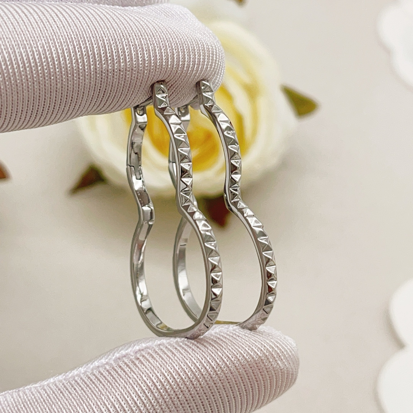 Qeelin Wulu earrings silver-toned metal no accent stones 2 5cm hoop diameter