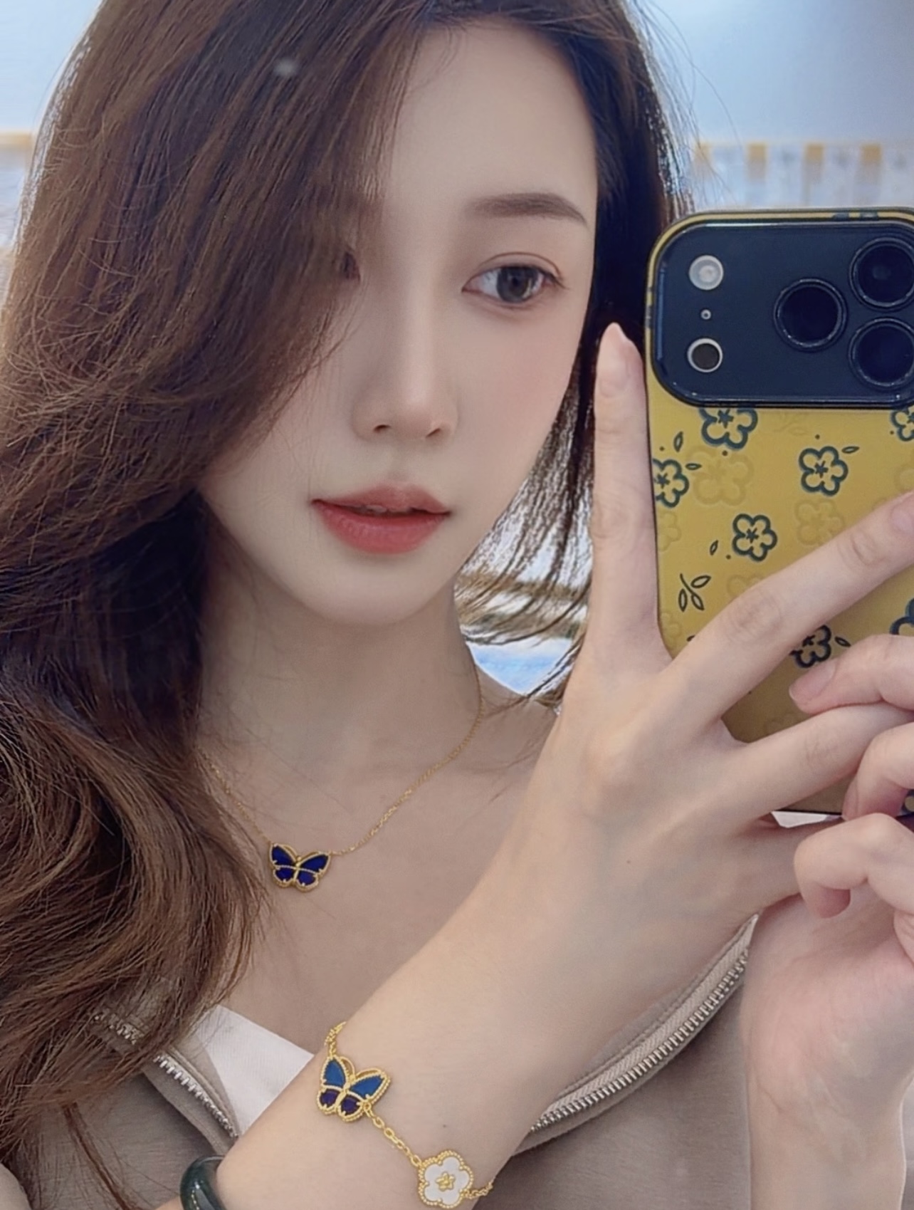 Van Cleef Arpels Lucky Alhambra Butterfly necklace Yellow gold with blue lapis lazuli rose gold with blue lapis lazuli white gold with blue lapis lazuli 42cm