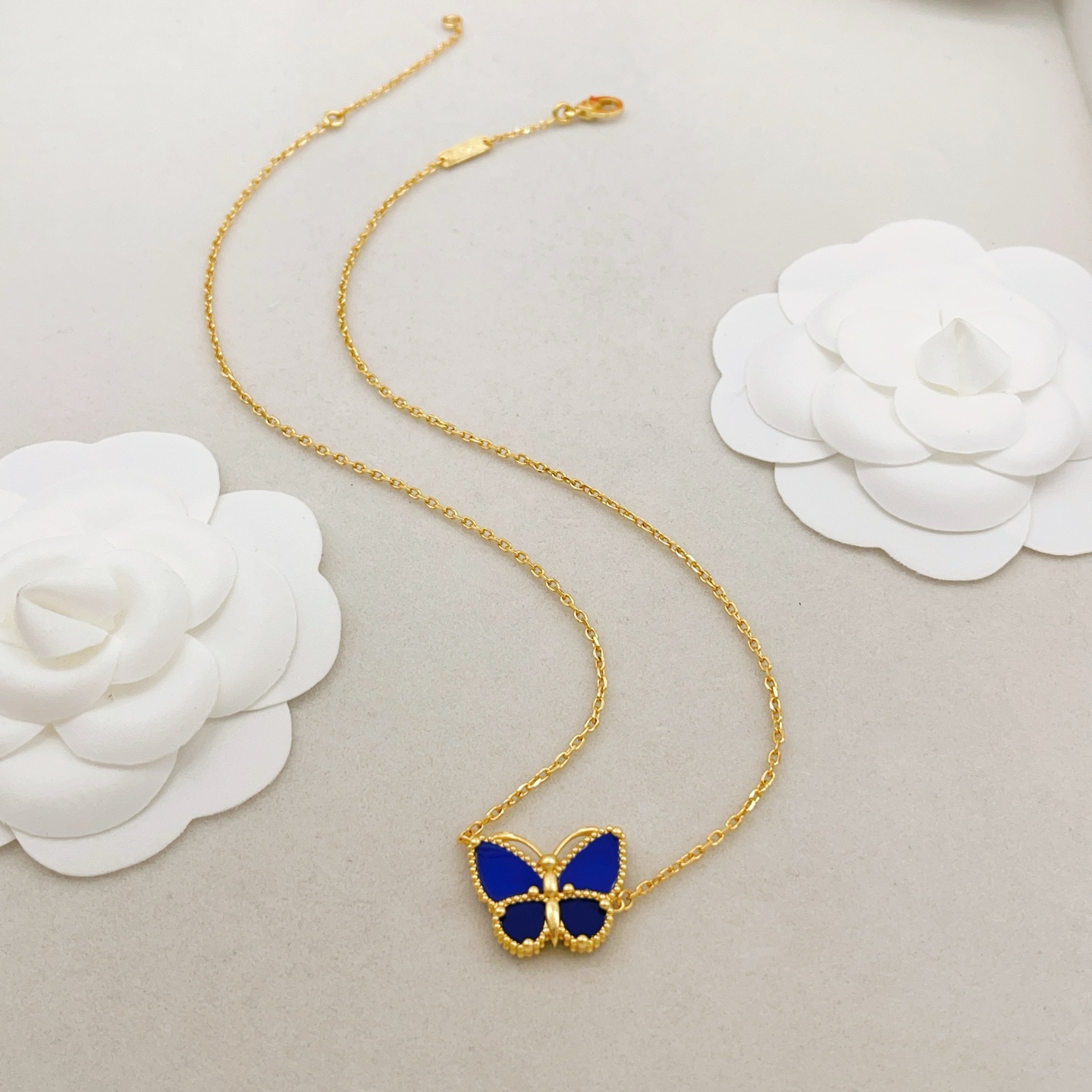 Van Cleef Arpels Collar Lucky Alhambra Mariposa Oro amarillo con lapislázuli azul 42cm
