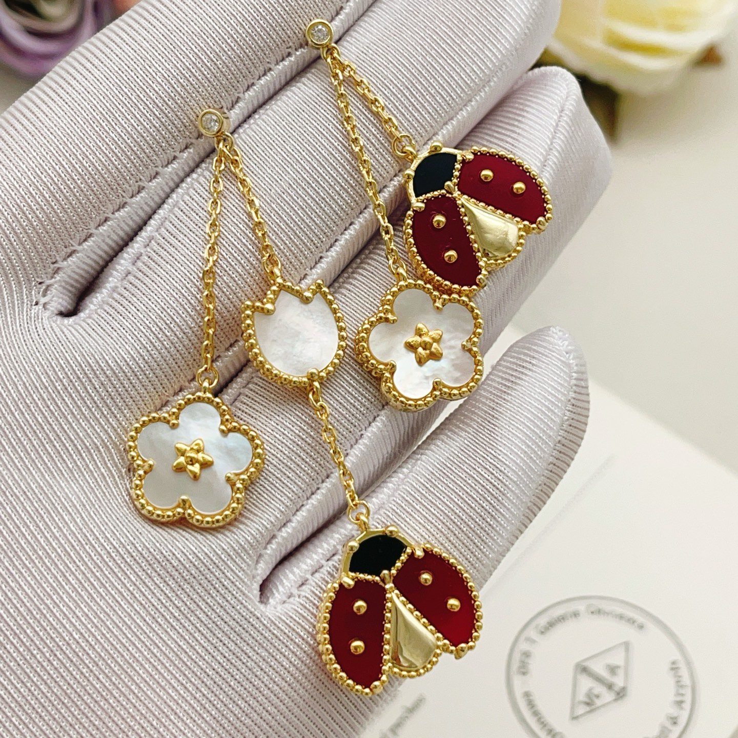 Brincos Van Cleef Arpels Lucky Spring ouro amarelo branco madrepérola vermelho cornalina preto ônix diamante transparente 4 5 cm comprimento de gota