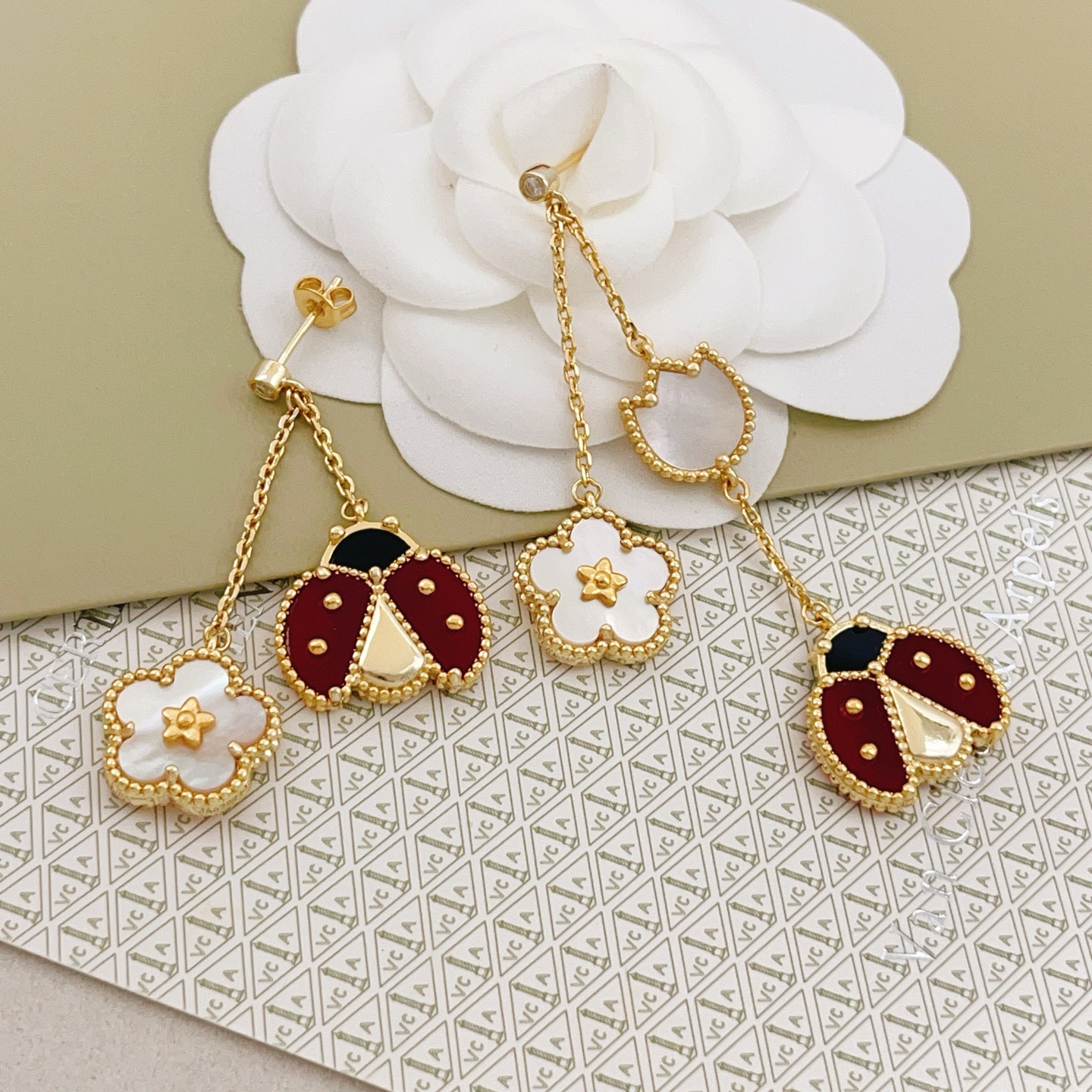 Brincos Van Cleef Arpels Lucky Spring ouro amarelo branco madrepérola vermelho cornalina preto ônix diamante transparente 4 5 cm comprimento de gota