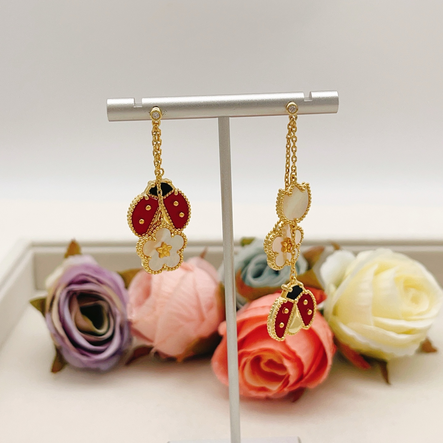 Brincos Van Cleef Arpels Lucky Spring ouro amarelo branco madrepérola vermelho cornalina preto ônix diamante transparente 4 5 cm comprimento de gota