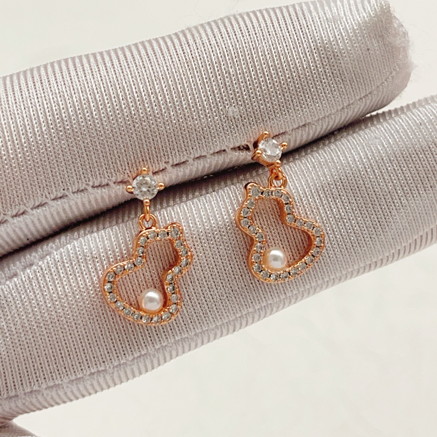 Qeelin Wulu earrings rose gold metal with clear diamonds and white freshwater pearls 1 2cm drop length