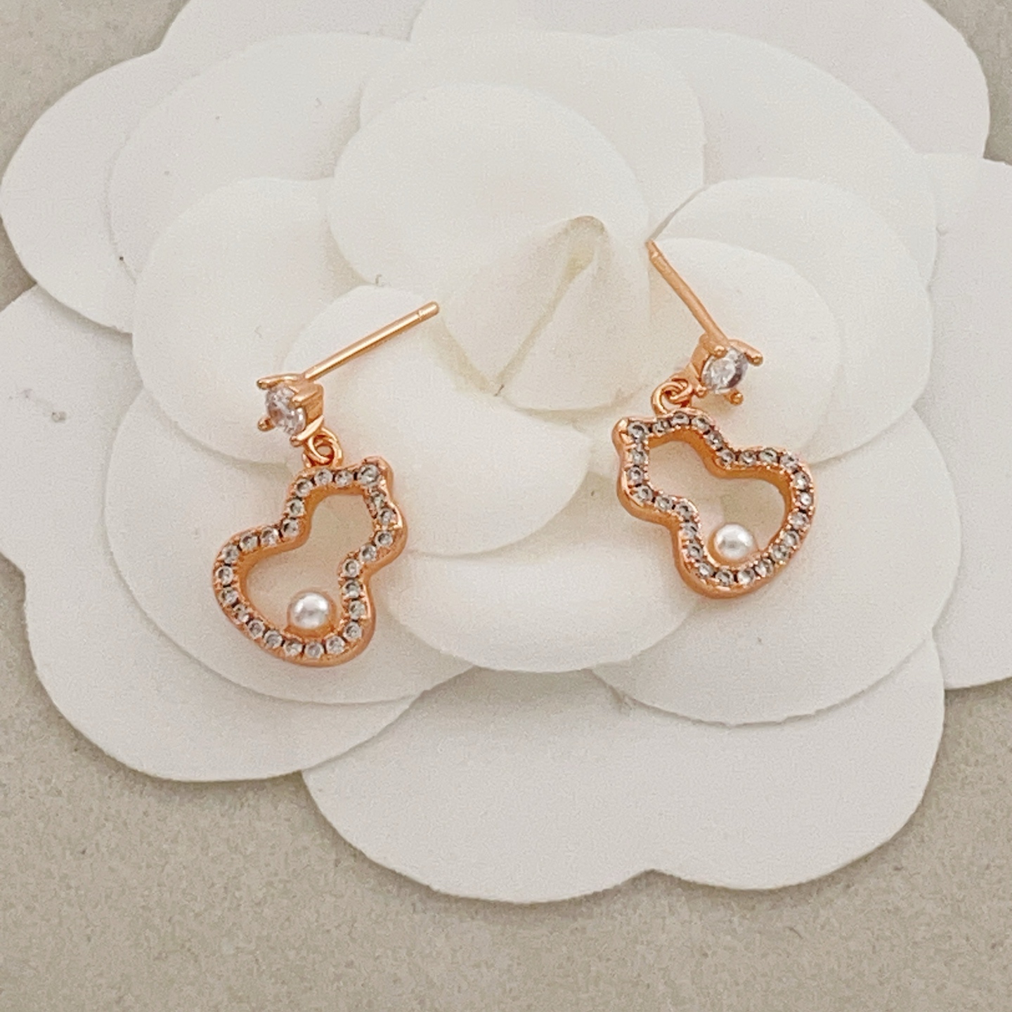 Qeelin Wulu earrings rose gold metal with clear diamonds and white freshwater pearls 1 2cm drop length