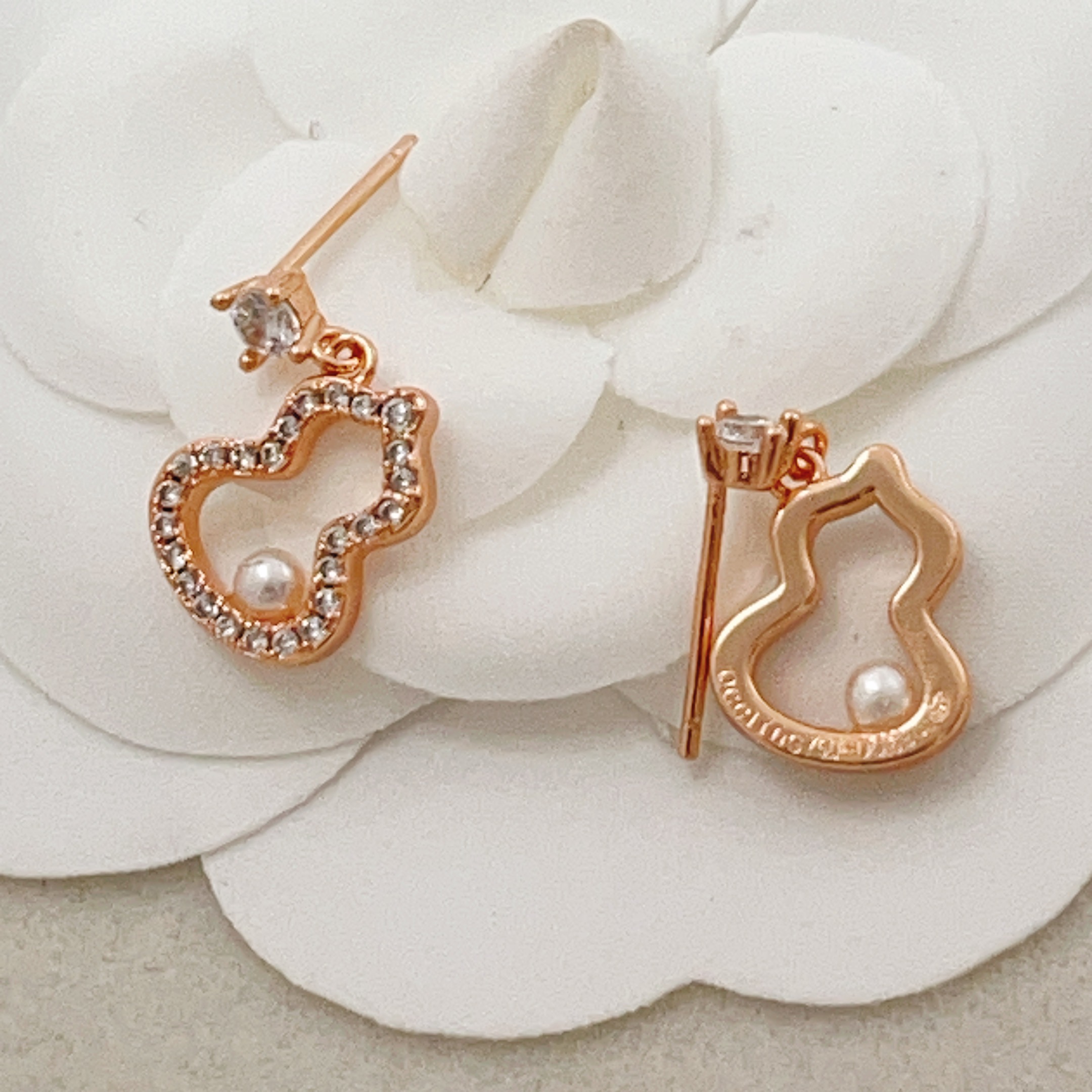 Qeelin Wulu earrings rose gold metal with clear diamonds and white freshwater pearls 1 2cm drop length