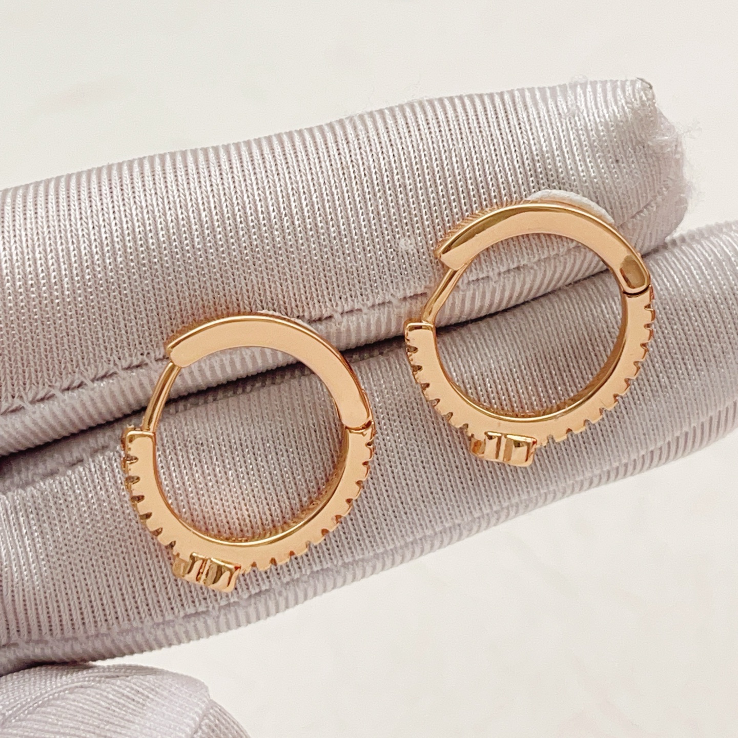 Qeelin Wulu earrings 18k rose gold clear diamond 12mm hoop diameter