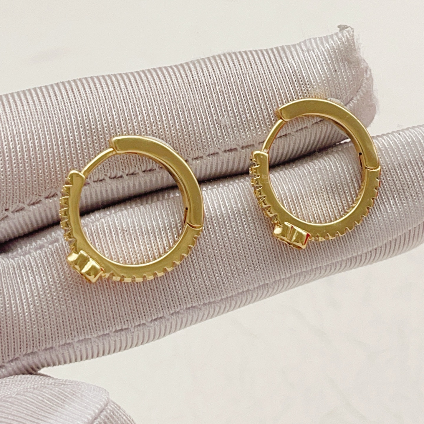 Qeelin Wulu earrings 18K yellow gold with clear diamond accents 15mm hoop diameter