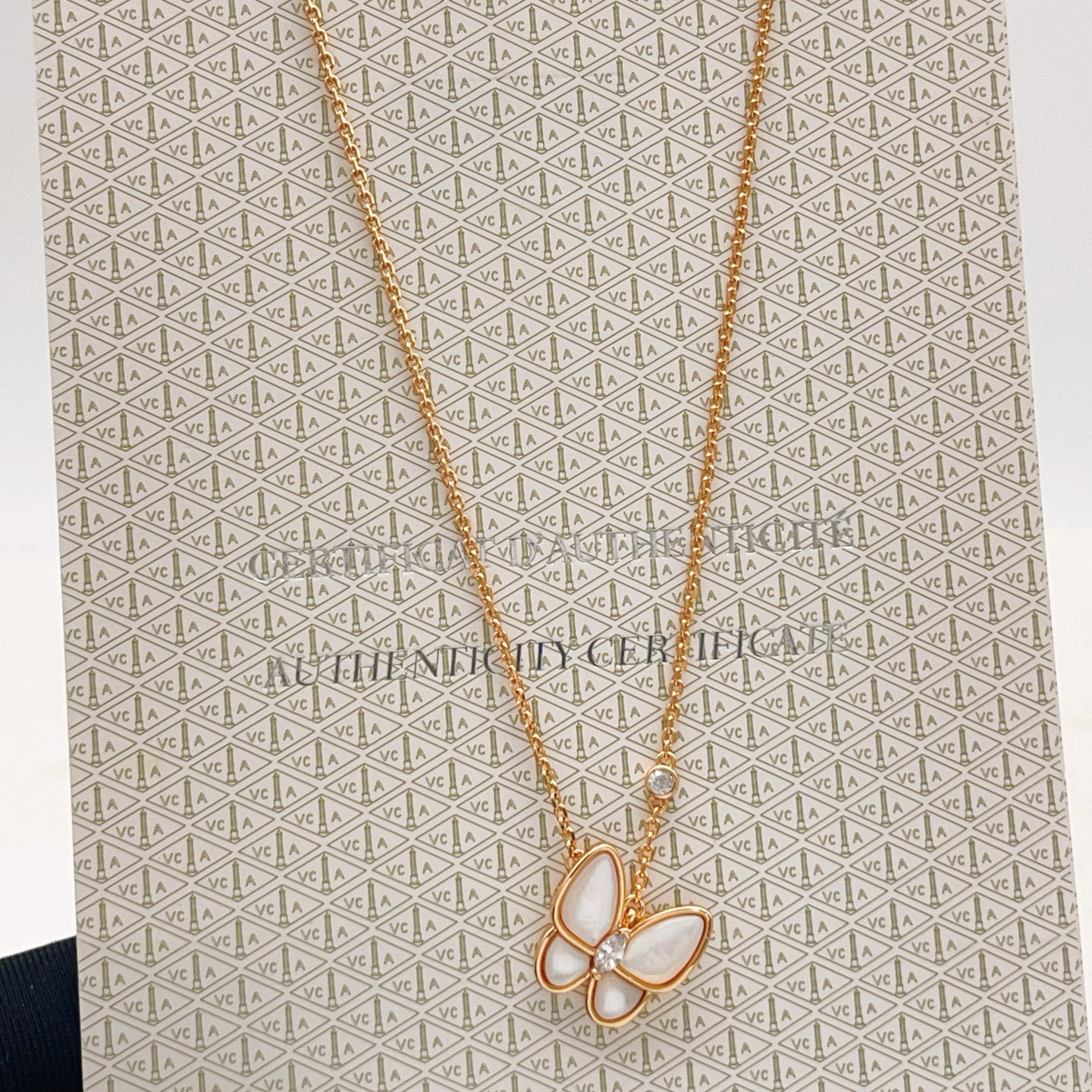 Collana Van Cleef Arpels Two Butterfly in oro rosa 18 carati madreperla bianca diamante 42 cm