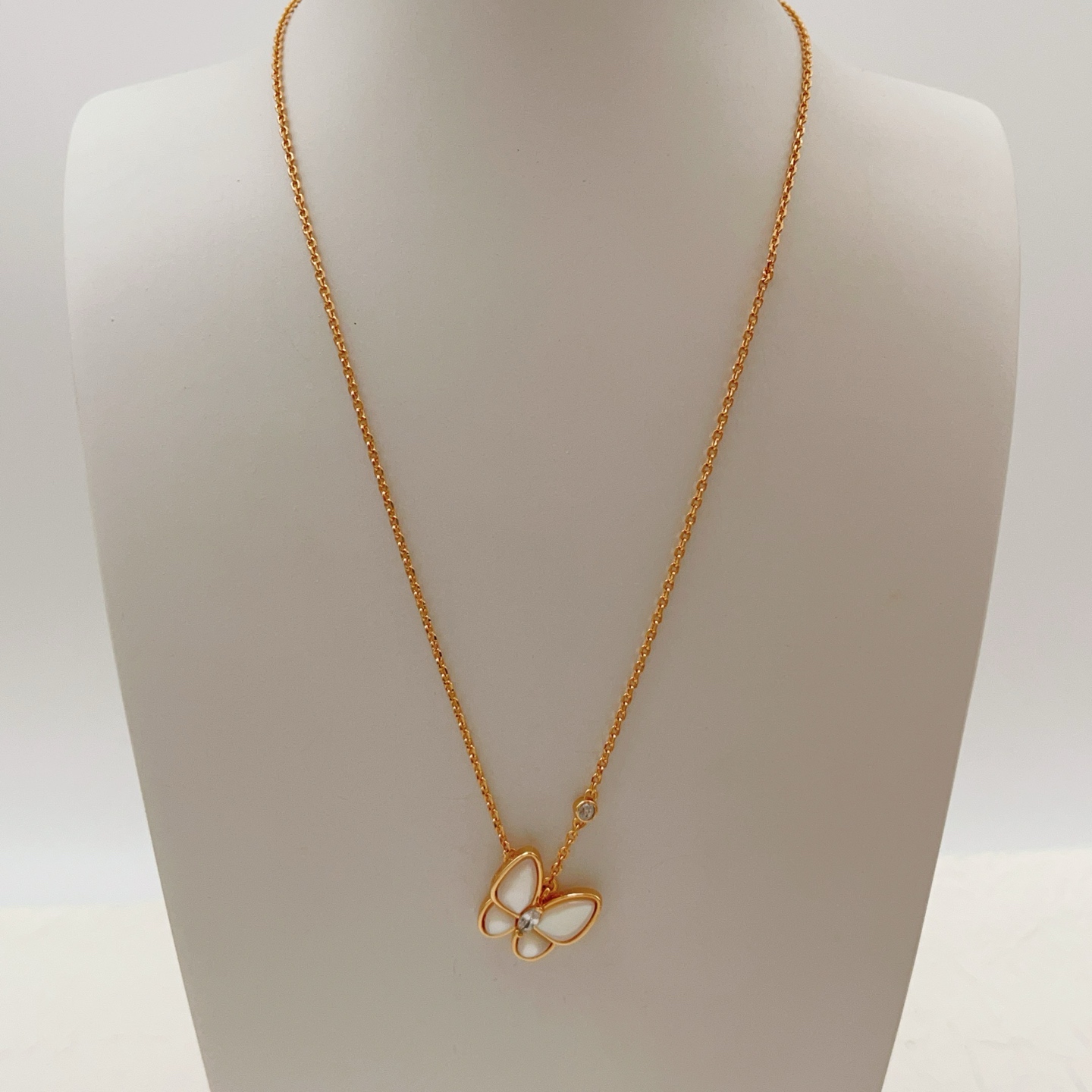 Collana Van Cleef Arpels Two Butterfly in oro rosa 18 carati madreperla bianca diamante 42 cm