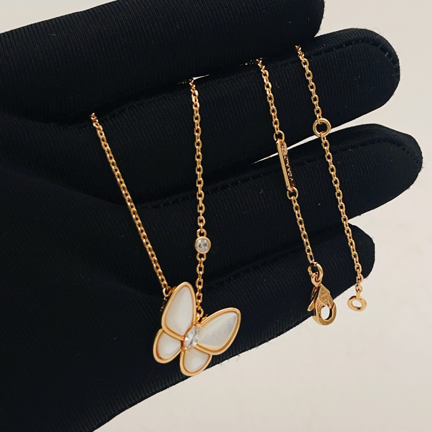 Collana Van Cleef Arpels Two Butterfly in oro rosa 18 carati madreperla bianca diamante 42 cm