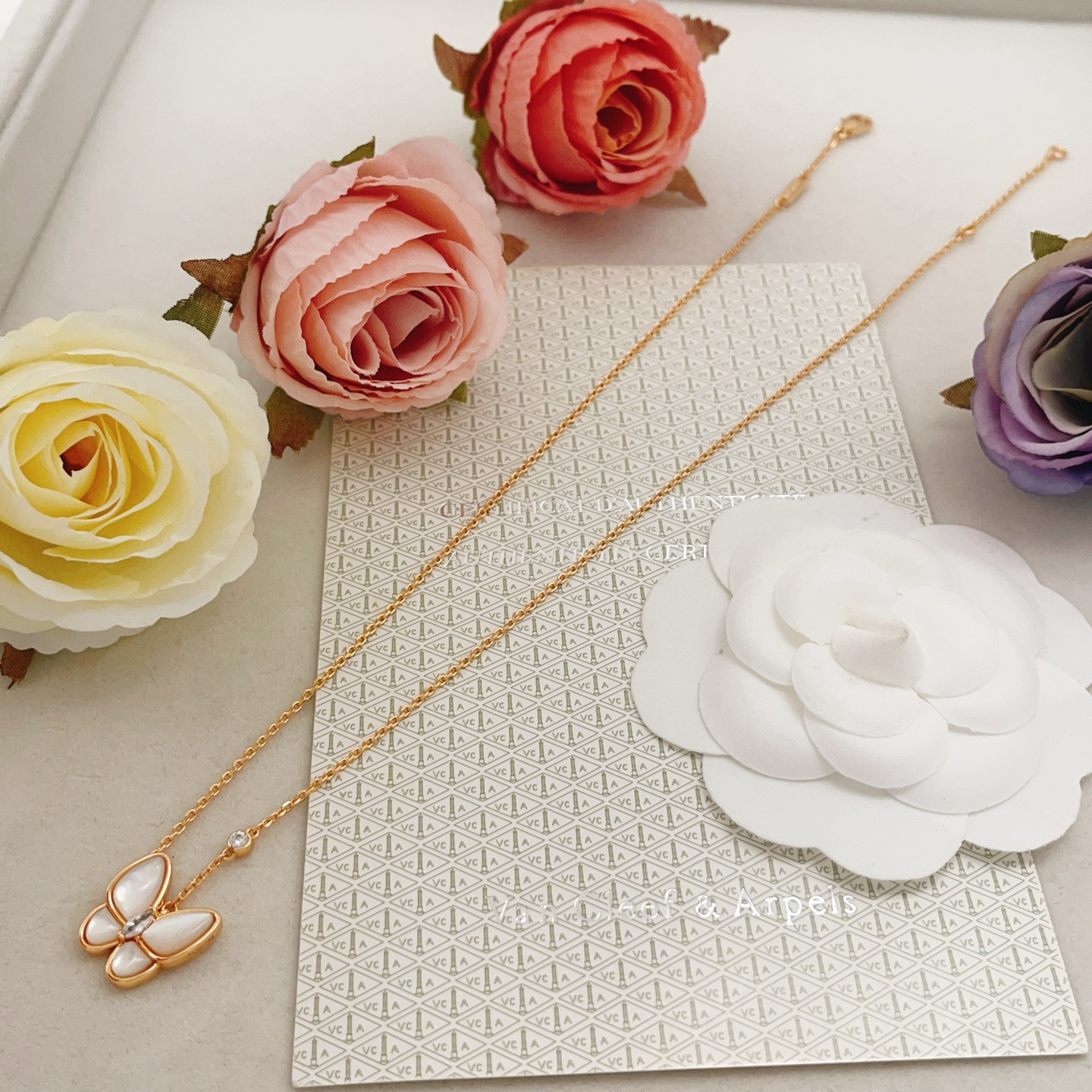 Collana Van Cleef Arpels Two Butterfly in oro rosa 18 carati madreperla bianca diamante 42 cm