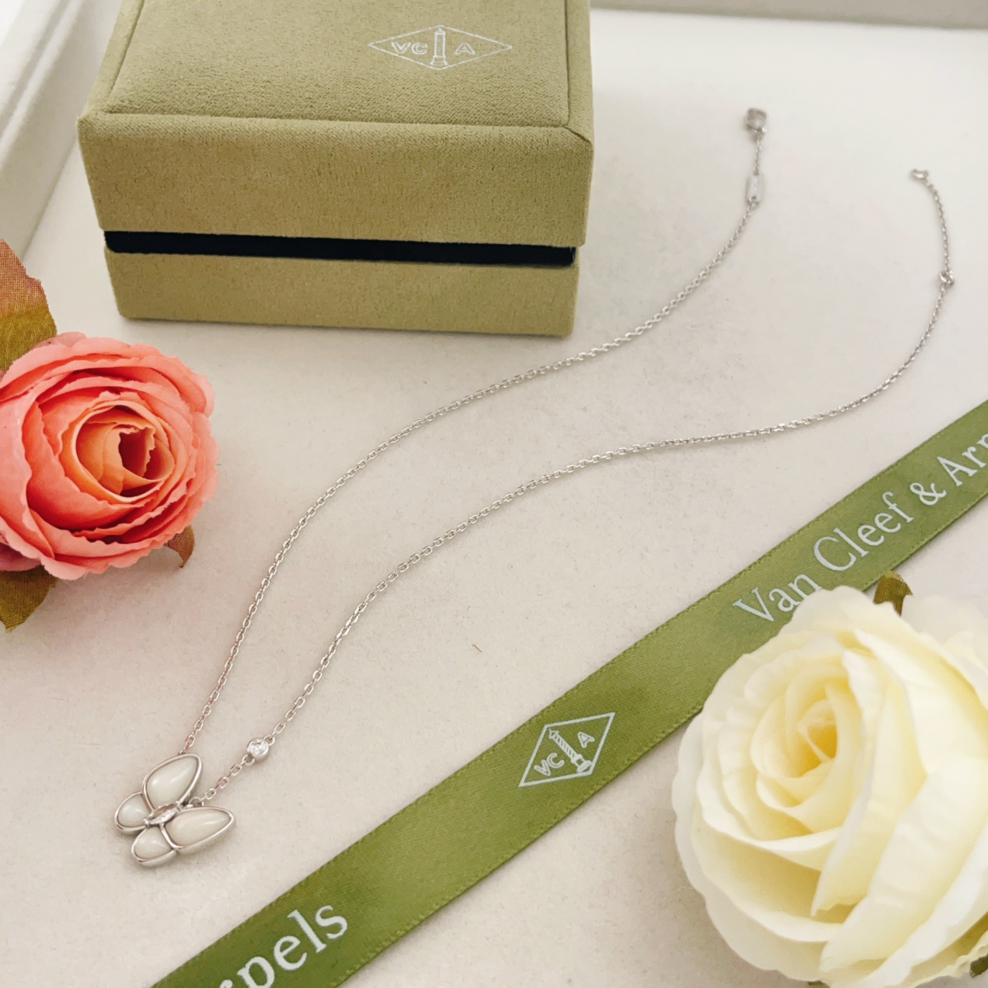 Van Cleef Arpels Collier Two Butterfly or blanc nacre blanche diamant 42cm