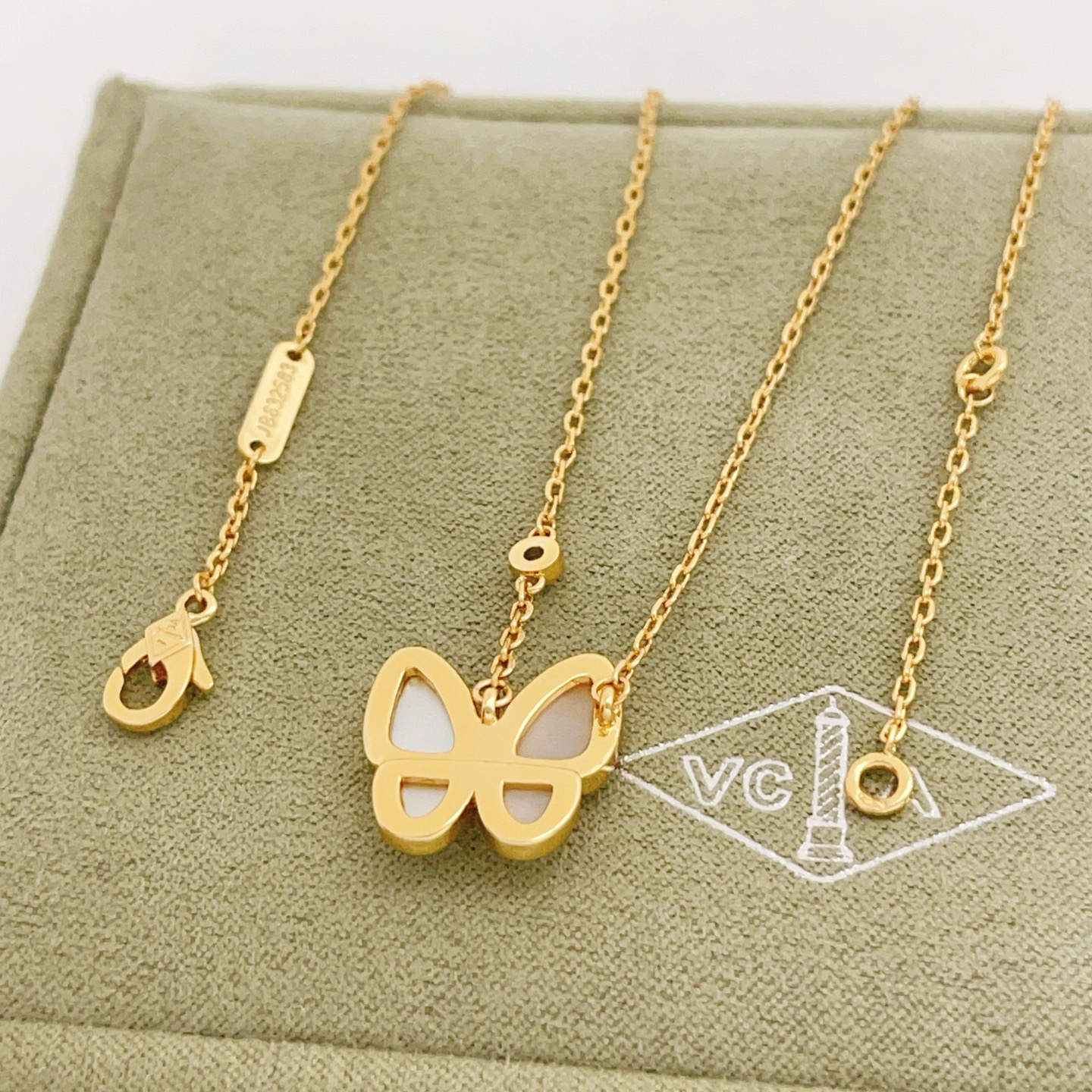 Collana Van Cleef Arpels Two Butterfly con pendente Catena regolabile da 42 cm in oro giallo con madreperla bianca e diamanti